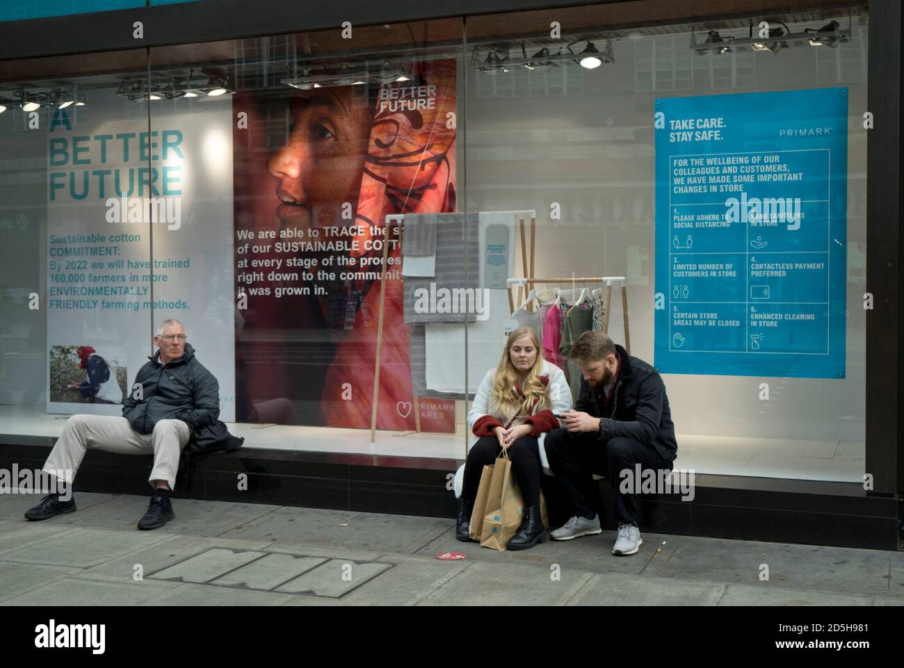 Einkäufer in der Oxford Street, mit Schildern, die darauf hinweisen, dass sie aufgrund der Coronavirus-/Covid-19-Pandemie in London, England, Großbritannien, einen sicheren sozialen Abstand halten sollten Stockfoto