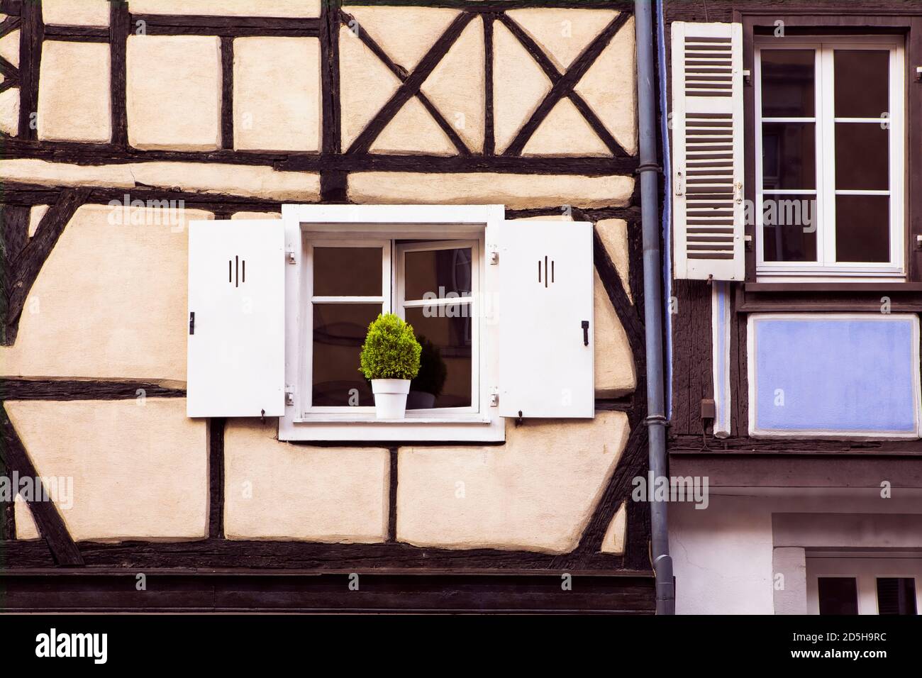 Altes Fenster, rustikaler Stil. Traditionelle französische Architektur, Detailansicht. Elsass, Colmar, Frankreich. Stockfoto