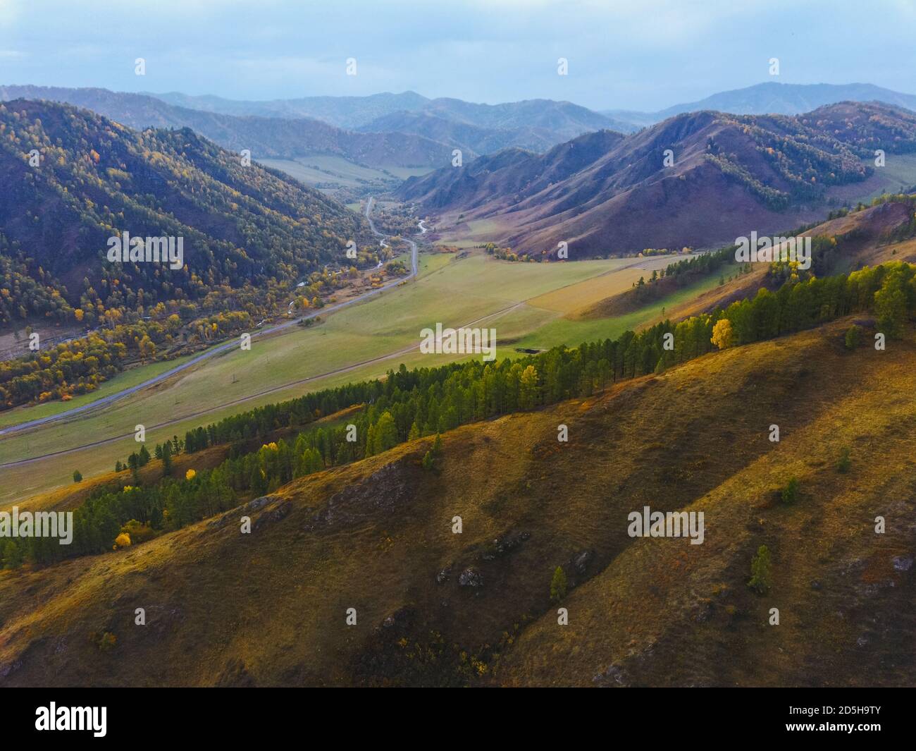 Luftpanorama der herbstlichen Berglandschaft bei Sonnenuntergang. Drohne erschossen Stockfoto