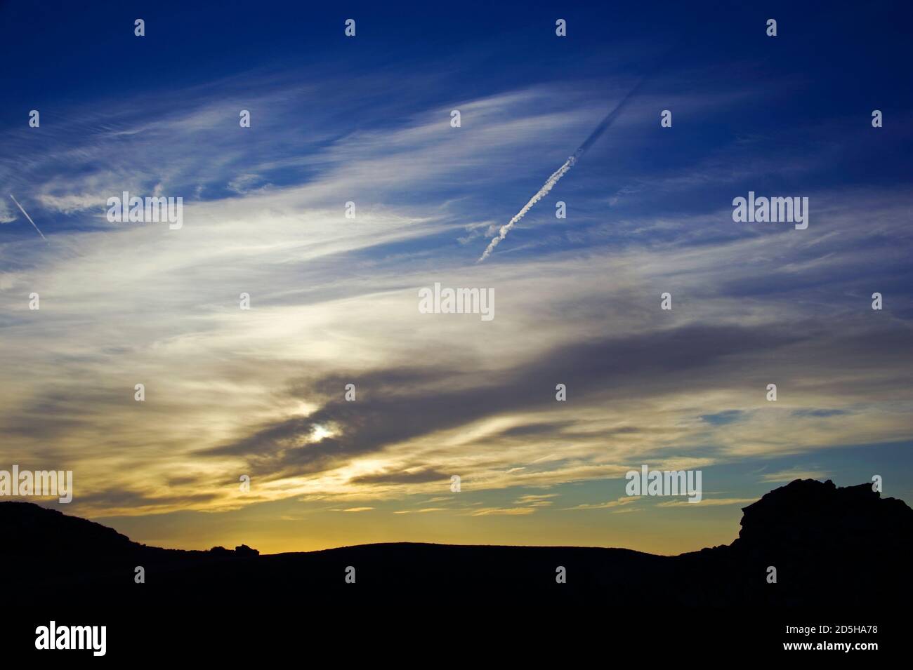 Ein wunderschöner Sonnenuntergang am Asowschen Meer inmitten der Felsen. Stockfoto