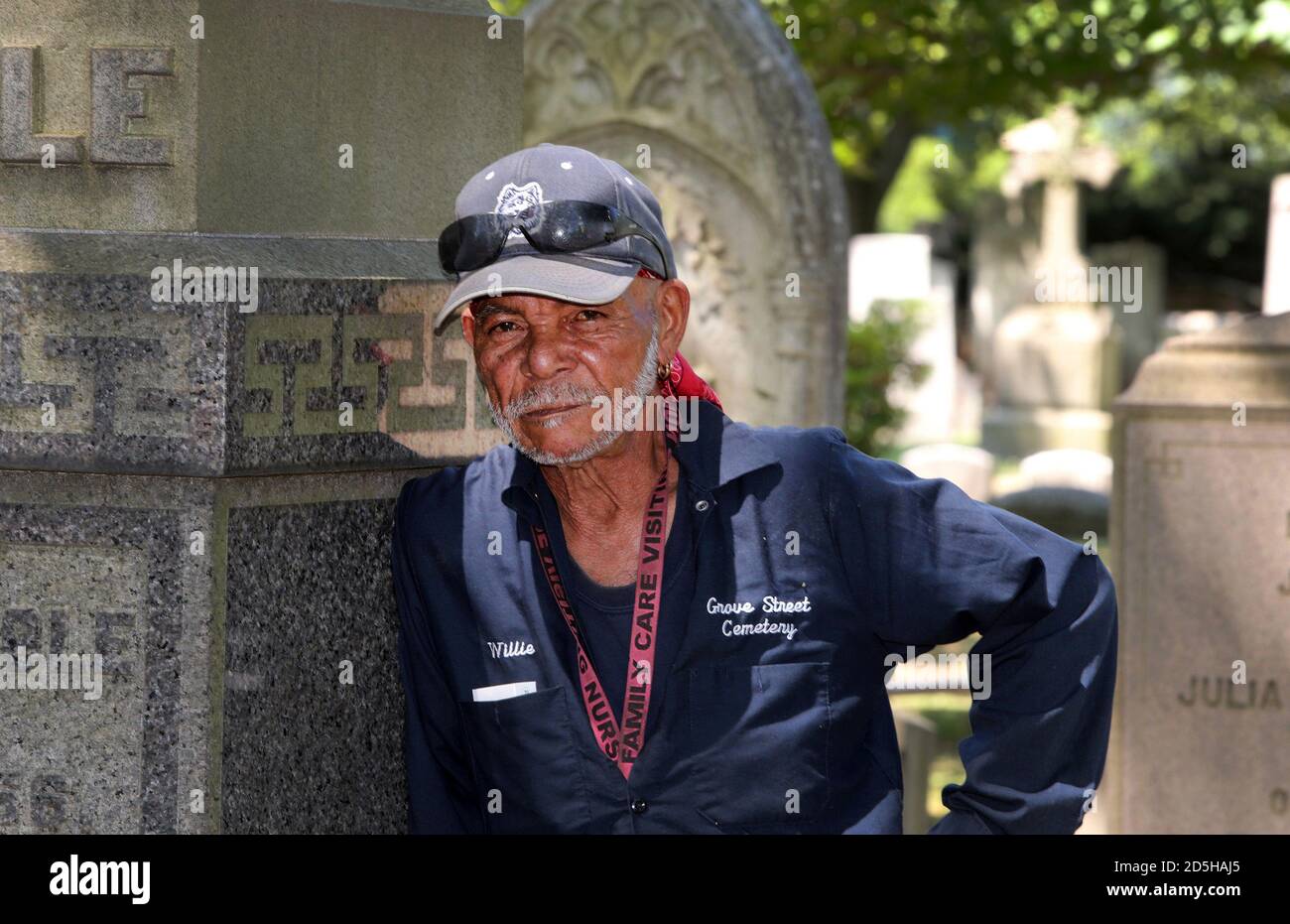 New Haven, Connecticut, USA. April 2019. WILLIE, ', der Graben Gräber ein caretaking für etwa 25 Jahre auf Grove Street Cemetery, der erste gecharterte, geplante Friedhof in den Vereinigten Staaten (1796), wo die bestehenden Gräber sind zu eng zusammen, und zu alt und instabil, um neue Gräber mit schweren Maschinen zu graben. Kredit: Stan Godlewski/ZUMA Wire/Alamy Live Nachrichten Stockfoto