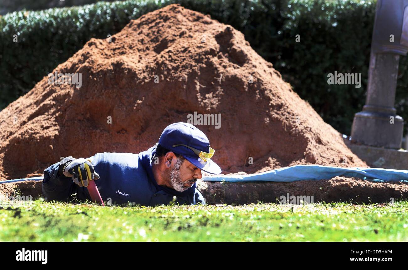 New Haven, Connecticut, USA. April 2019. Der Totengräber und Hausmeister 'JUNIOR' arbeitet auf dem Grove Street Cemetery, dem ersten gecharterten, geplanten Friedhof in den Vereinigten Staaten (1796), wo die vorhandenen Gräber zu eng beieinander liegen, zu alt und instabil, um mit schweren Maschinen neue Gräber auszugraben. Kredit: Stan Godlewski/ZUMA Wire/Alamy Live Nachrichten Stockfoto