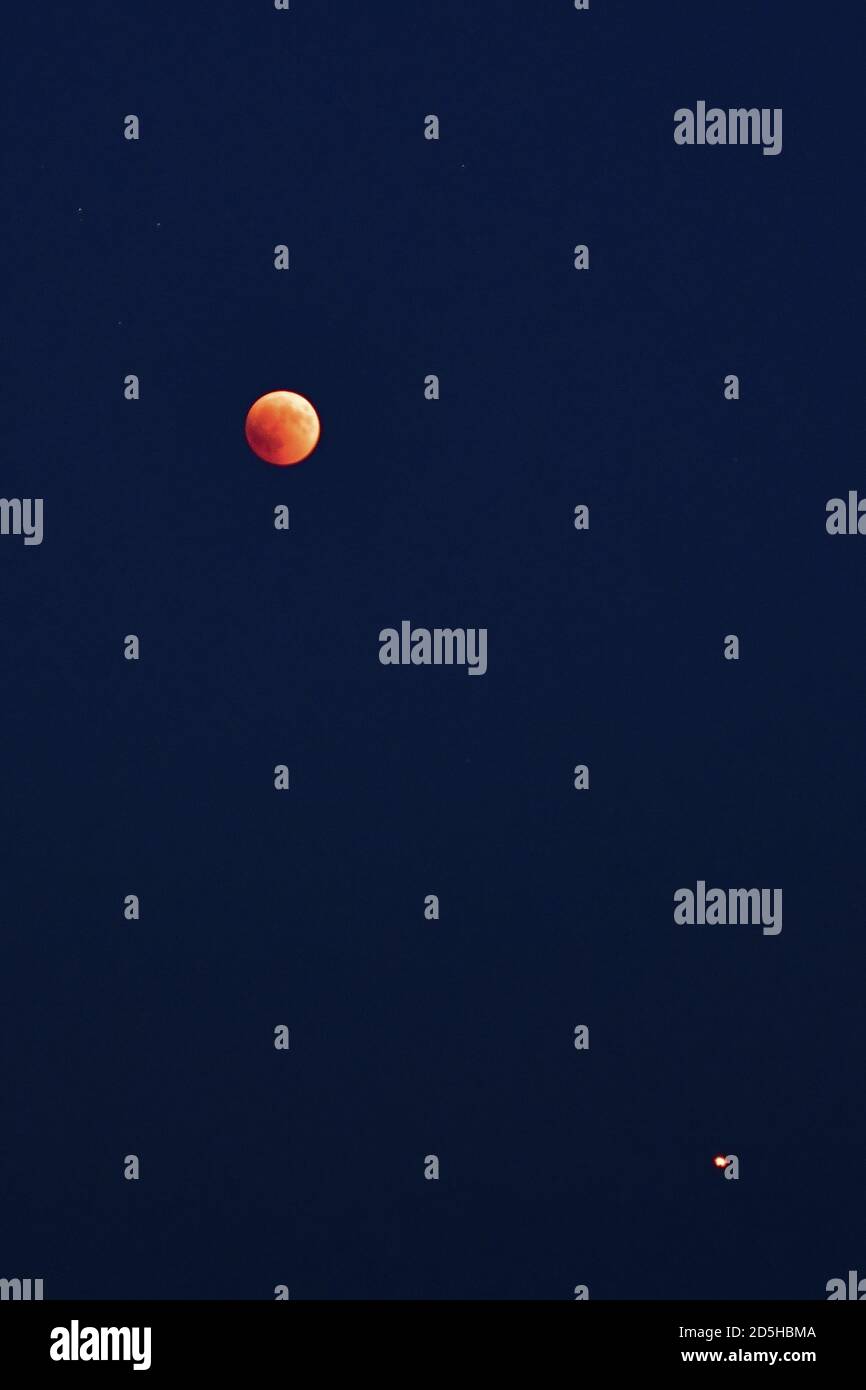 Der rote Mond in der Nacht Stockfoto