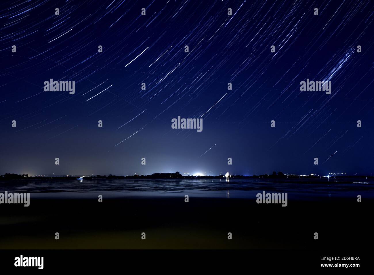 Spur der hellen Sterne in der Nacht und die Erdrotation Stockfoto