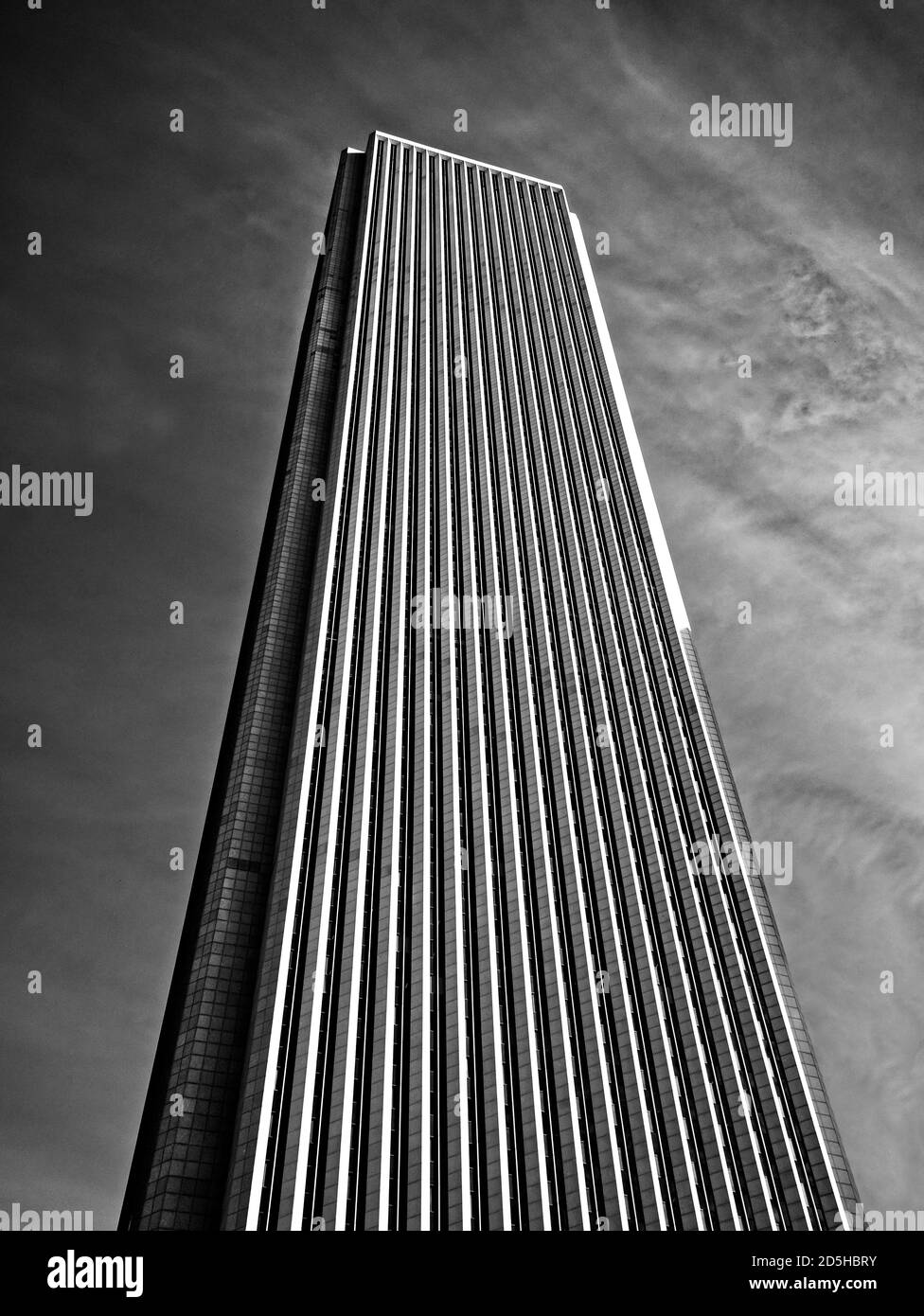Eine imposante Aussicht auf den atemberaubenden Aon Center Wolkenkratzer in Chicago in Schwarz und Weiß. Stockfoto