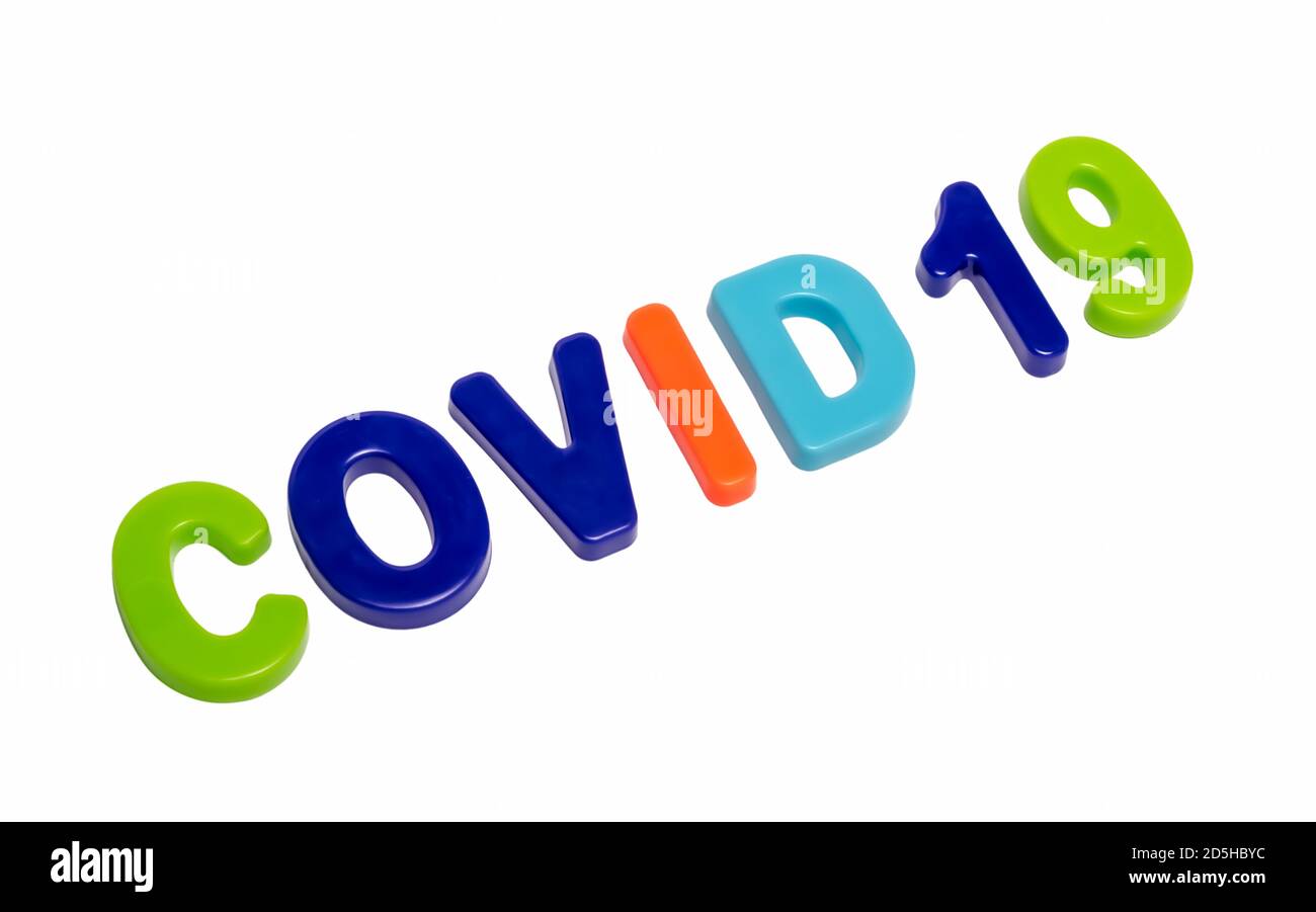 Coronavirus-Pandemie, Text COVID-19 auf weißem Hintergrund. COVID-19 offizieller neuer Name Coronavirus-Krankheit SARS-CoV-2. Stockfoto