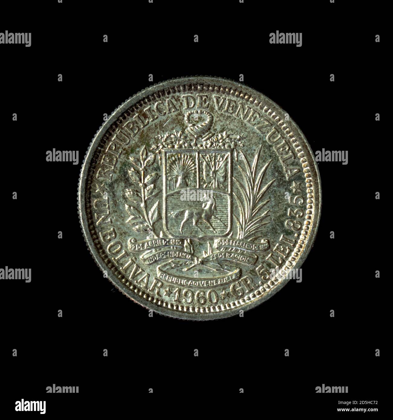 1960 eine Bolivar-Münze aus Venezuela isoliert auf schwarzem Hintergrund Stockfoto