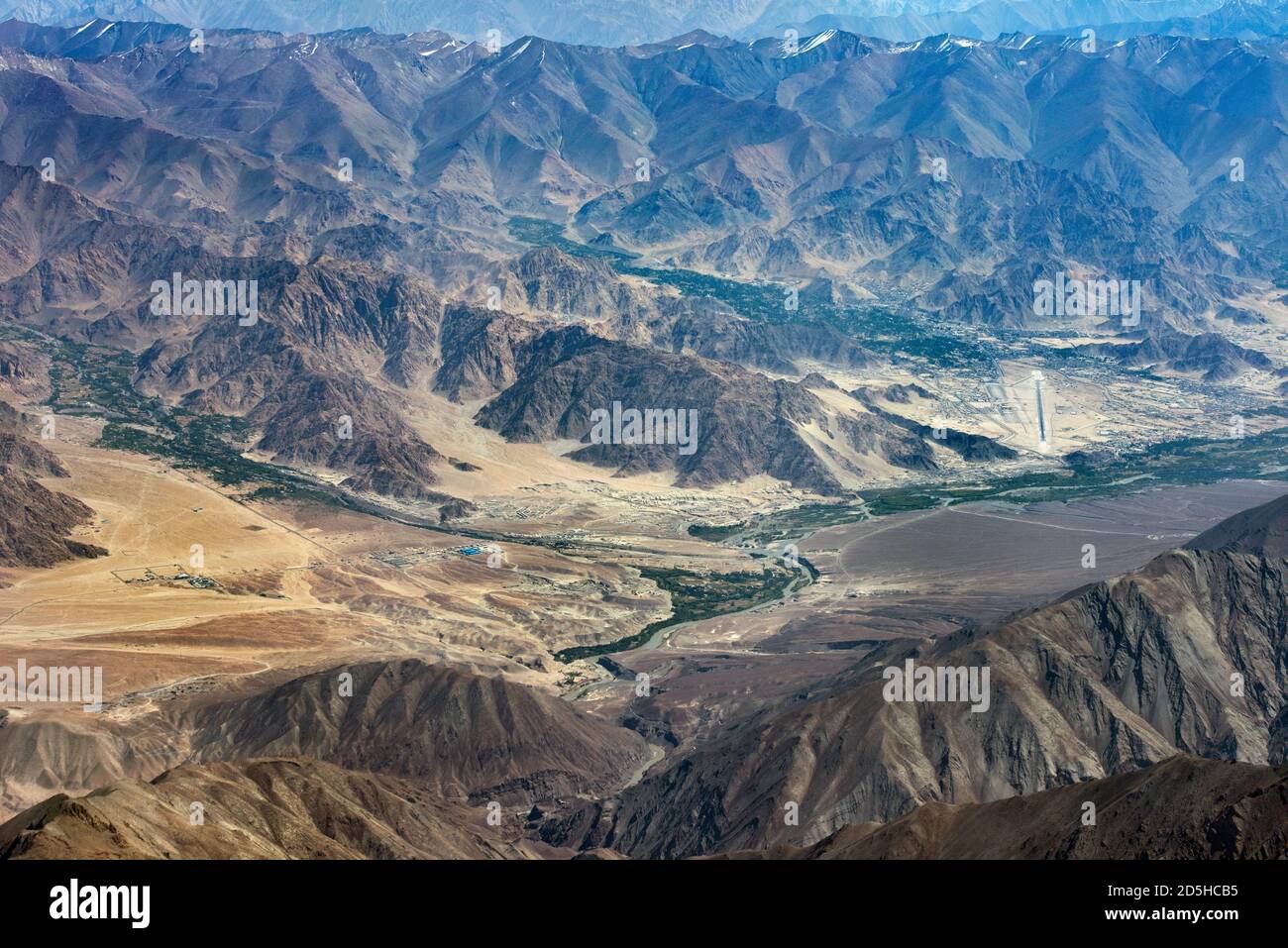Leh Bergtal, Ladakh, Hochtal mit geradem Landeband am Flughafen Leh, Himalaya, vertikaler Rahmen Stockfoto