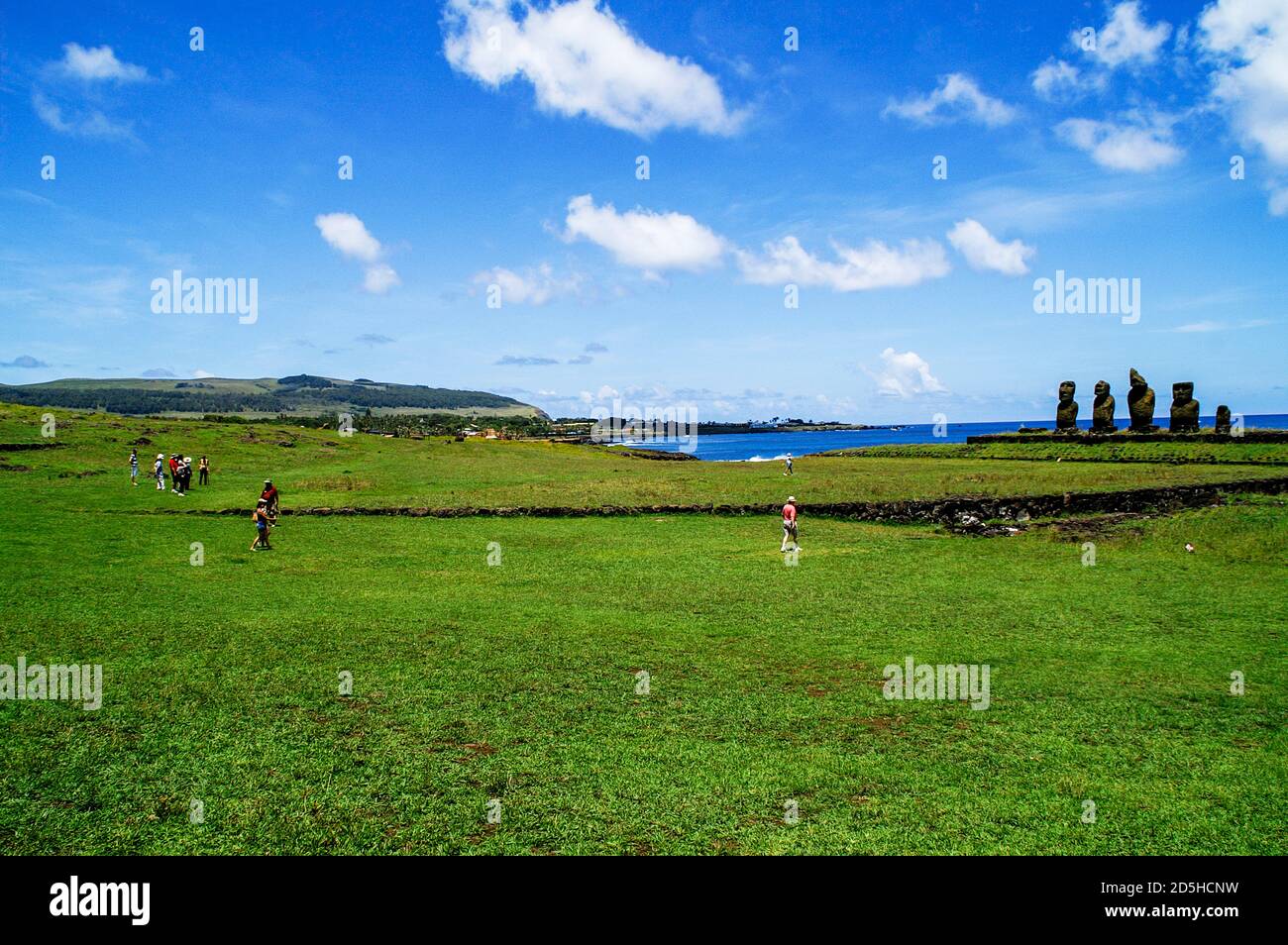 Touristen in der Moai in Tahai Zeremonialkomplex, auf Rapi Nui (Osterinsel). Nicht identifizierbare Personen. Stockfoto