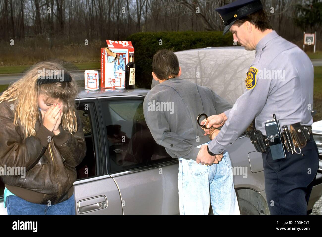 DUI oder betrunkene Autoverhaftungen durch Polizeibeamte mit Alkohol Missbrauch unter jungen Männern und Frauen Stockfoto