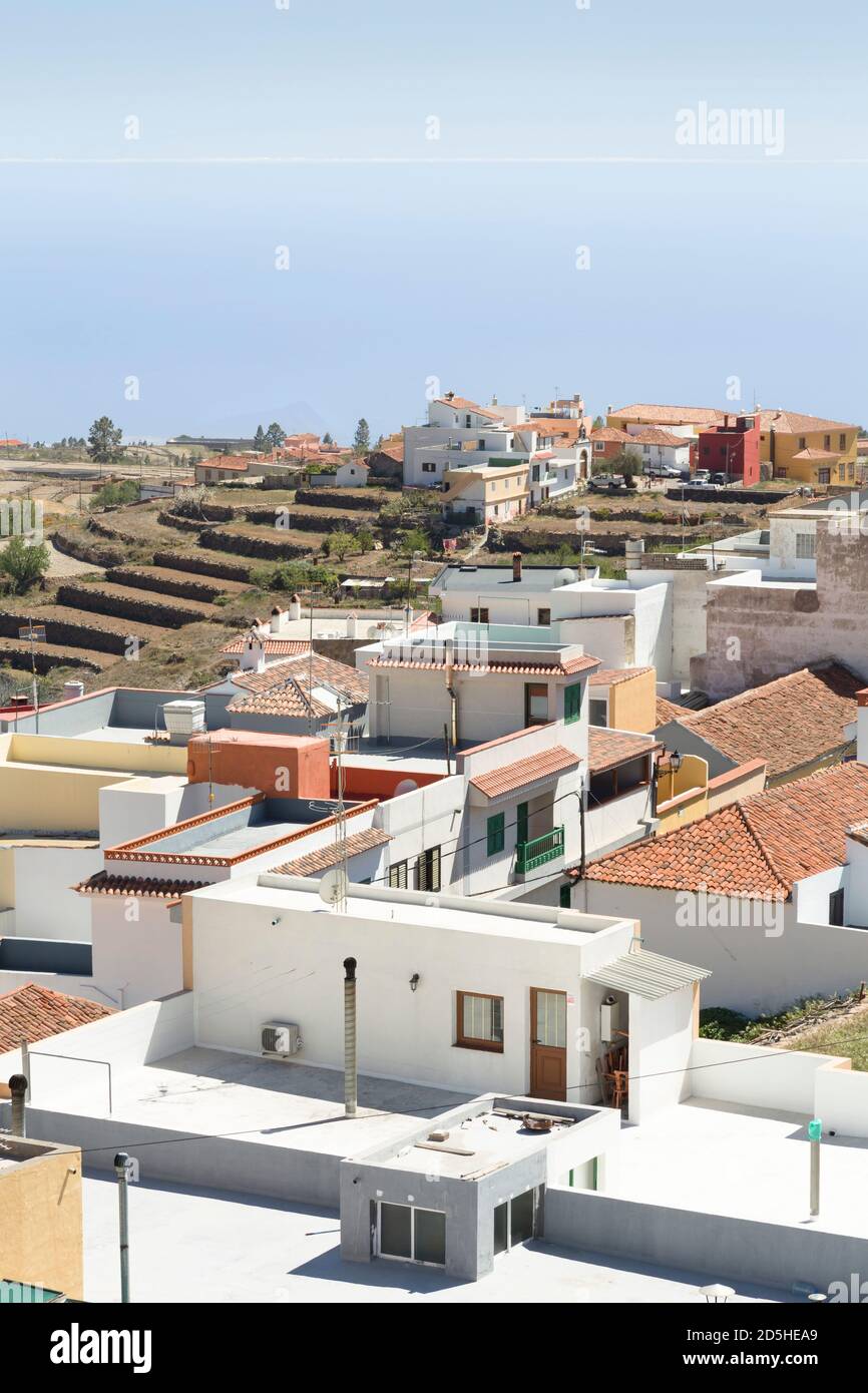 TENERIFFA, SPANIEN - 15. März 2015. Häuser auf einem Hügel auf ...