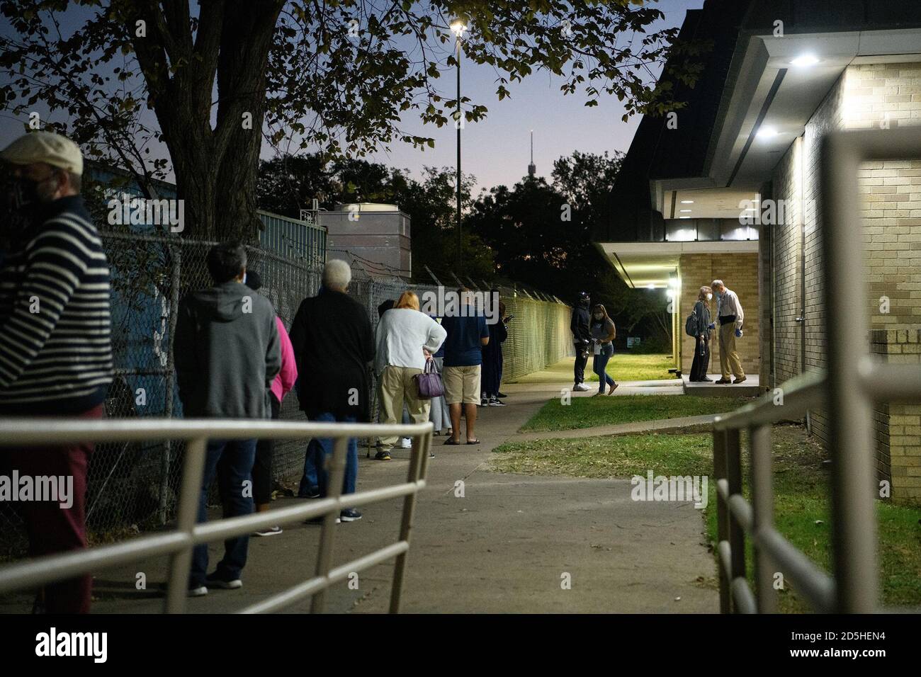Dallas, Texas, Sub Country, falls vorhanden) Kleinbuchstaben. Oktober 2020. Draußen ist es immer noch dunkel, als die Leute sich anstellen, um im MLJ Jr. Community Center im Fair Park von Dallas abzustimmen. Der erste Wähler war bereits in der Linie um 430am.Early Voting in Dallas TX eröffnet mit langen Reihen von Menschen begeistert, ihre Stimmen abzugeben. Etwa 22,000 Menschen hatten ihre Stimmabgabe in Dallas County bis Mittag, Dallas County Richter Clay Jenkins sagte. Gov. Greg Abbott zog den Beginn der frühen Abstimmung sechs Tage in diesem Jahr nach oben. Es begann Dienstag statt Oktober 19. Kredit: AVI Adelman/ZUMA Wire/Alamy Live Nachrichten Stockfoto