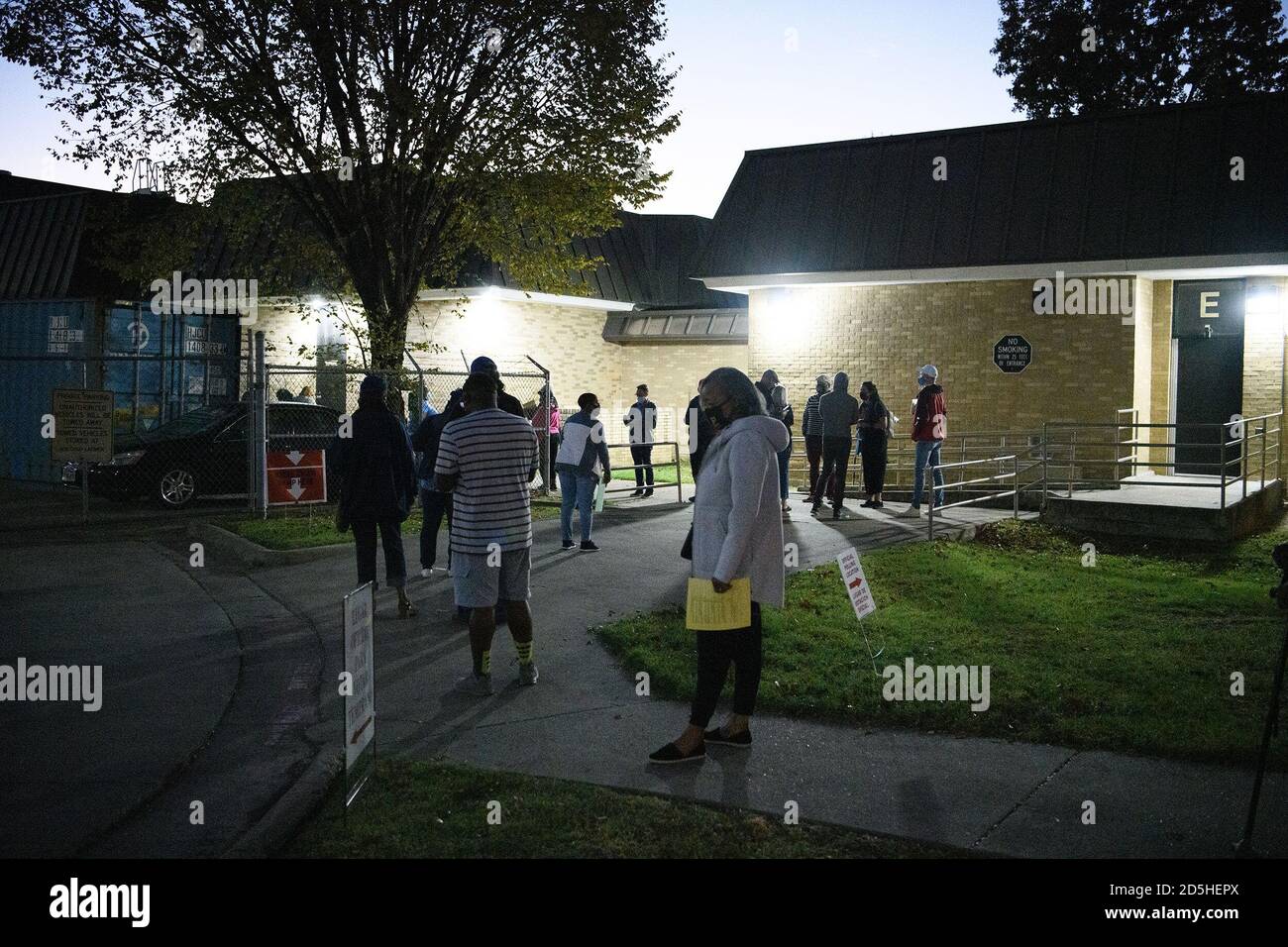 Dallas, Texas, Sub Country, falls vorhanden) Kleinbuchstaben. Oktober 2020. Draußen ist es immer noch dunkel, als die Leute sich anstellen, um im MLJ Jr. Community Center im Fair Park von Dallas abzustimmen. Der erste Wähler war bereits in der Linie um 430am.Early Voting in Dallas TX eröffnet mit langen Reihen von Menschen begeistert, ihre Stimmen abzugeben. Etwa 22,000 Menschen hatten ihre Stimmabgabe in Dallas County bis Mittag, Dallas County Richter Clay Jenkins sagte. Gov. Greg Abbott zog den Beginn der frühen Abstimmung sechs Tage in diesem Jahr nach oben. Es begann Dienstag statt Oktober 19. Kredit: AVI Adelman/ZUMA Wire/Alamy Live Nachrichten Stockfoto