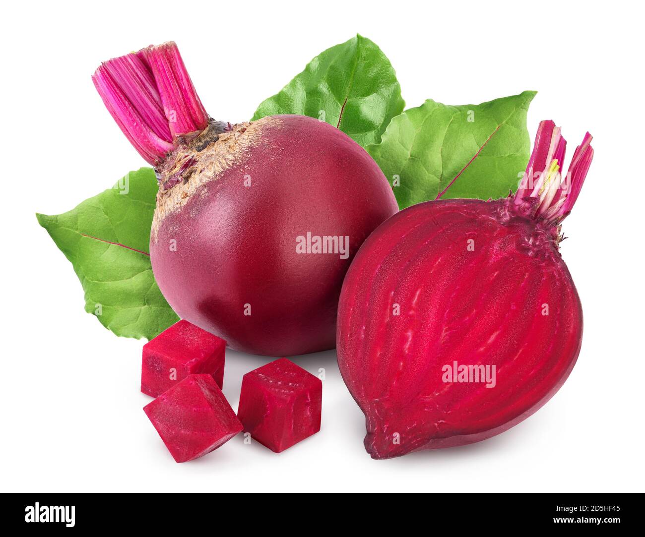 Rote Bete mit halb isoliert auf weißem Hintergrund mit Beschneidungspfad Und volle Schärfentiefe Stockfoto