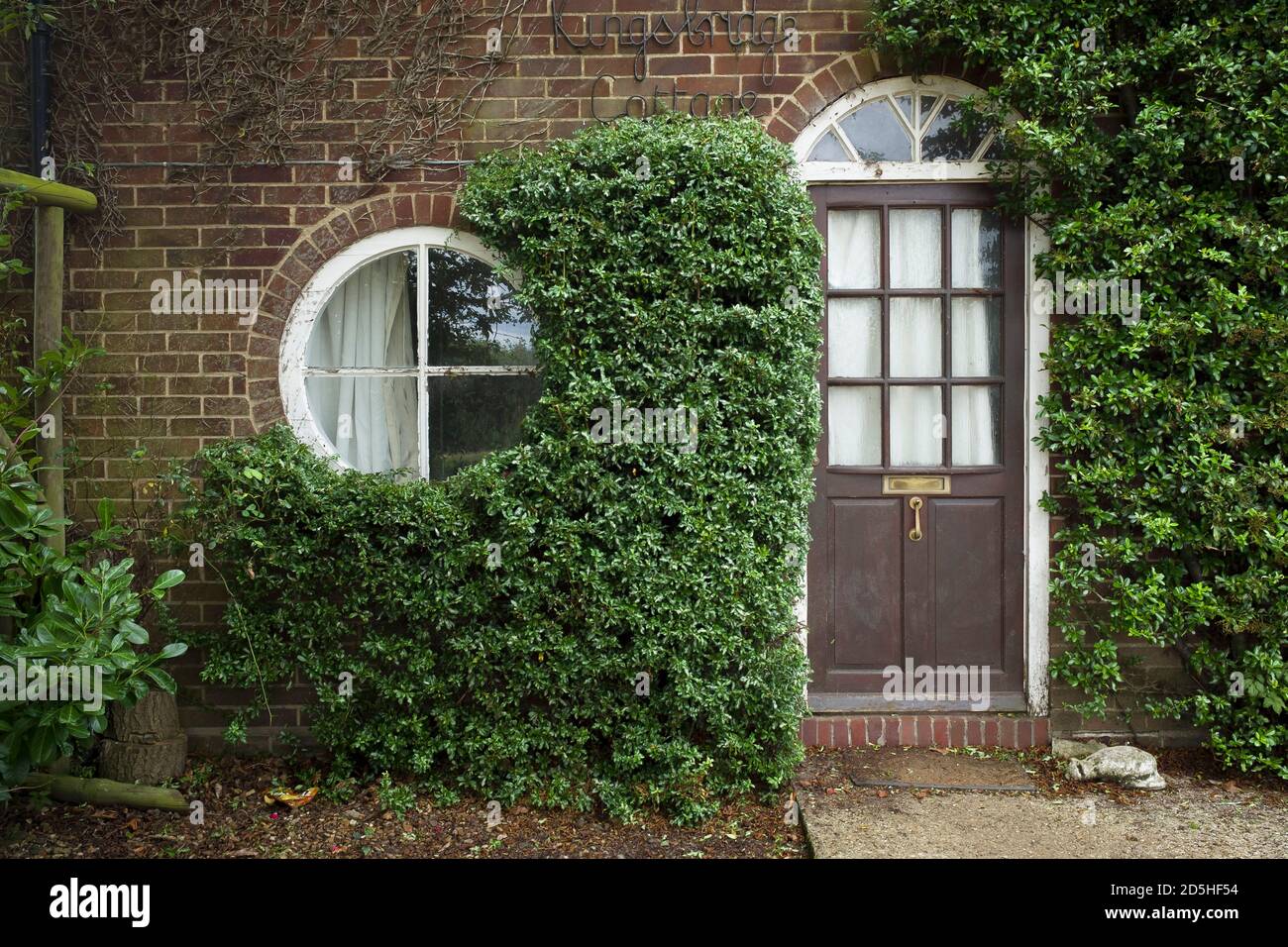 BUCKINGHAM, Großbritannien - 05. August 2020. Fassade eines kleinen britischen Häuschens mit rundem Fenster und Haustür Stockfoto