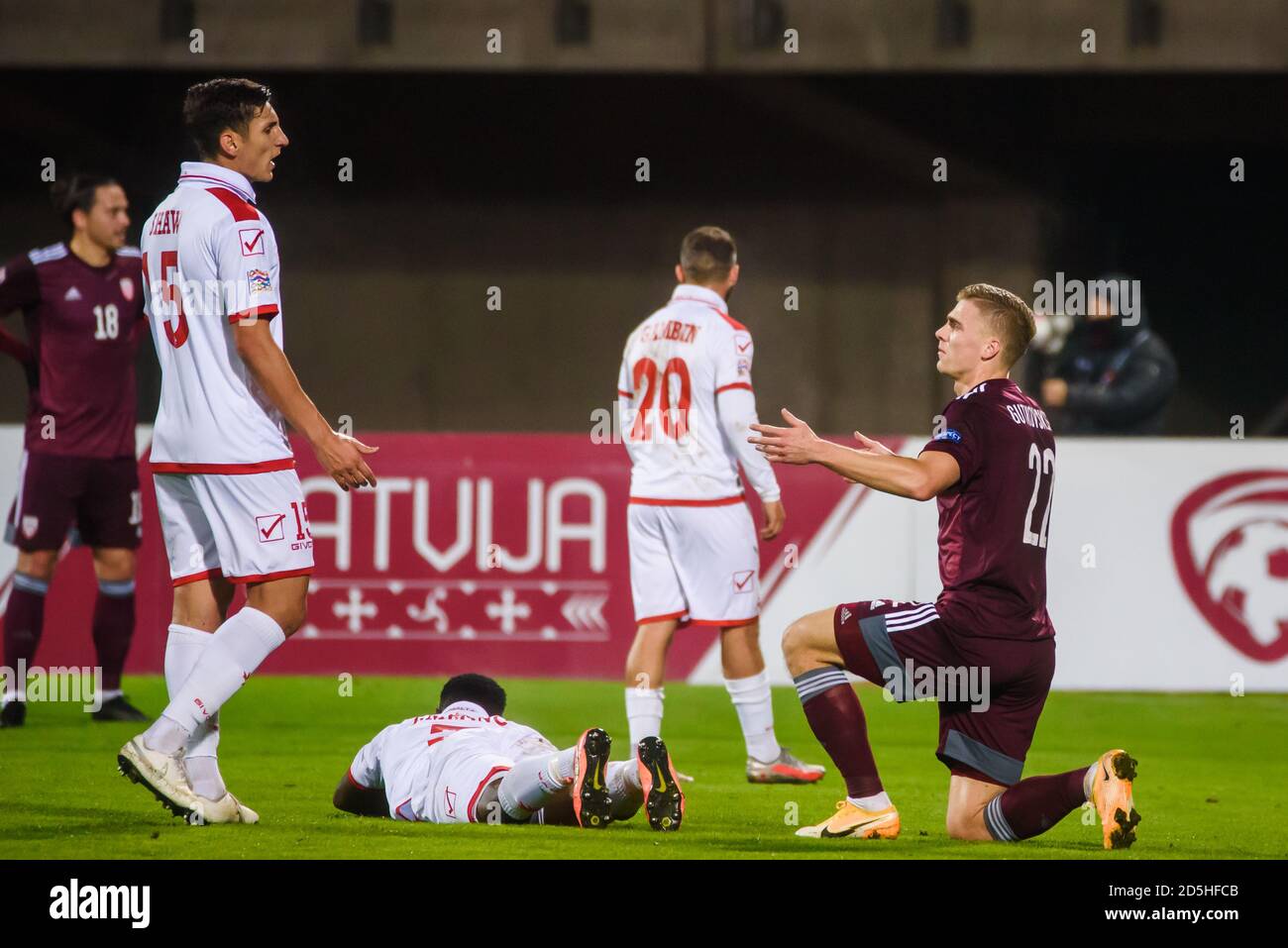 RIGA, LETTLAND. Oktober 2020. Kurt Shaw (L) und Vladislavs Gutkovskis (R), während des UEFA NATIONS LEAGUE-Spiels zwischen der Nationalmannschaft Lettland und der Nationalmannschaft Malta. Stockfoto