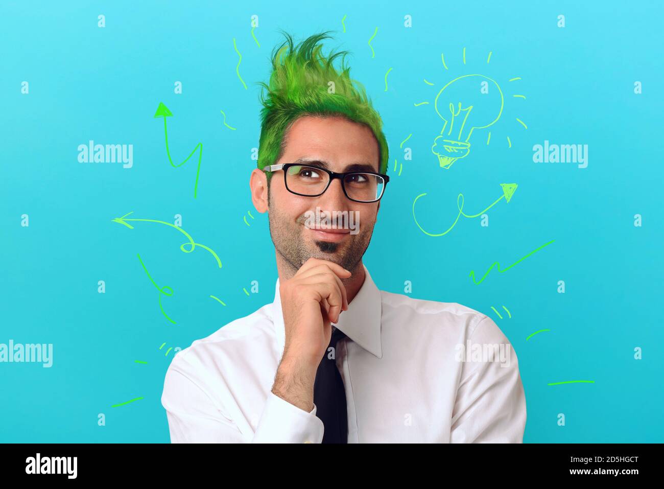 Kreativer Geschäftsmann mit grünem Haar denkt an ein verrücktes Projekt Stockfoto