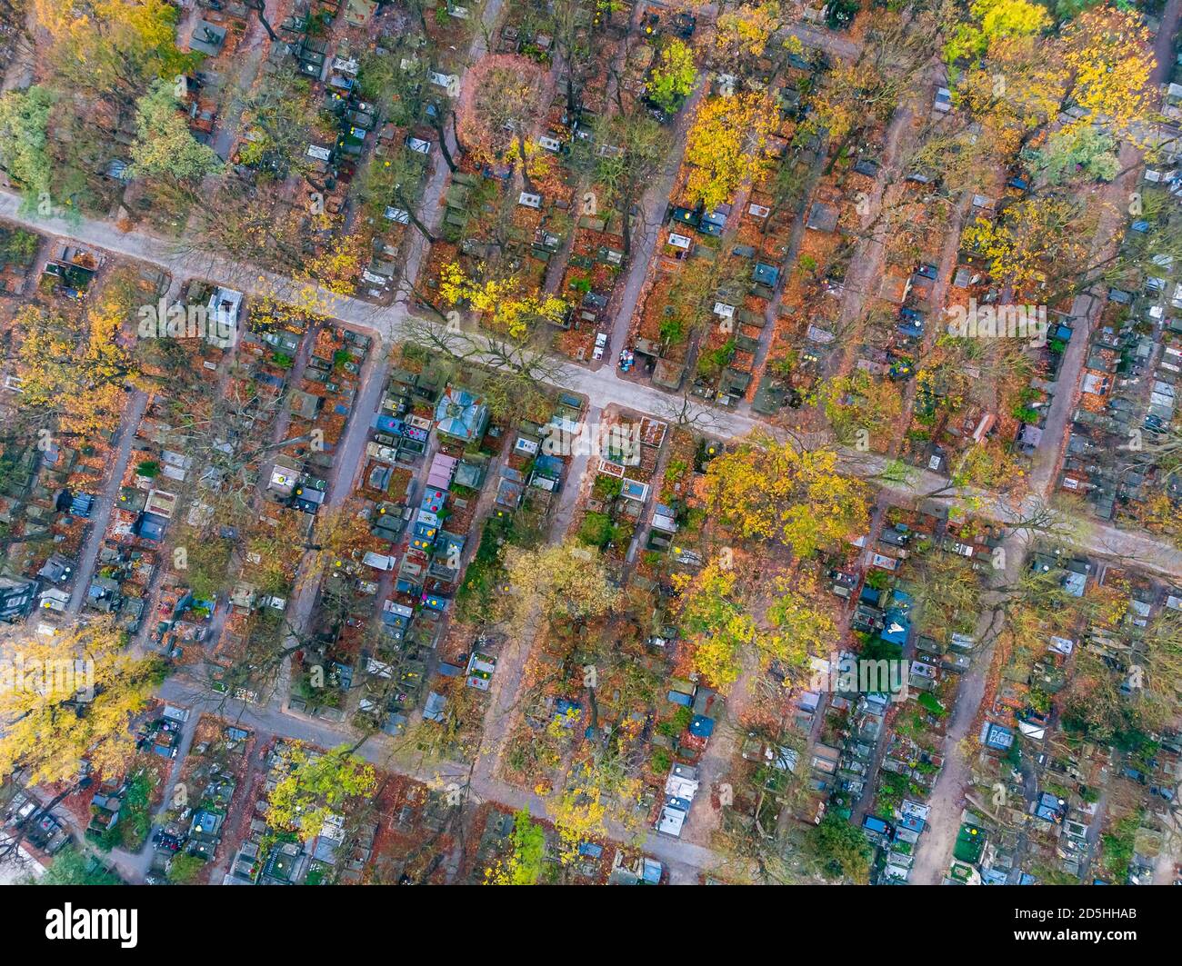 Herbstfriedhof von oben nach unten Luftaufnahme Stockfoto