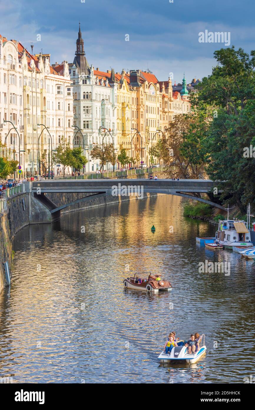 Praha: Straße Masarykovo nabrezi (Masaryk Uferstraße), Jugendstilhäuser, Fluss Vlatava Arm in Nove Mesto, Neustadt, Praha, Prag, Prag, Prag, Tschechien Stockfoto