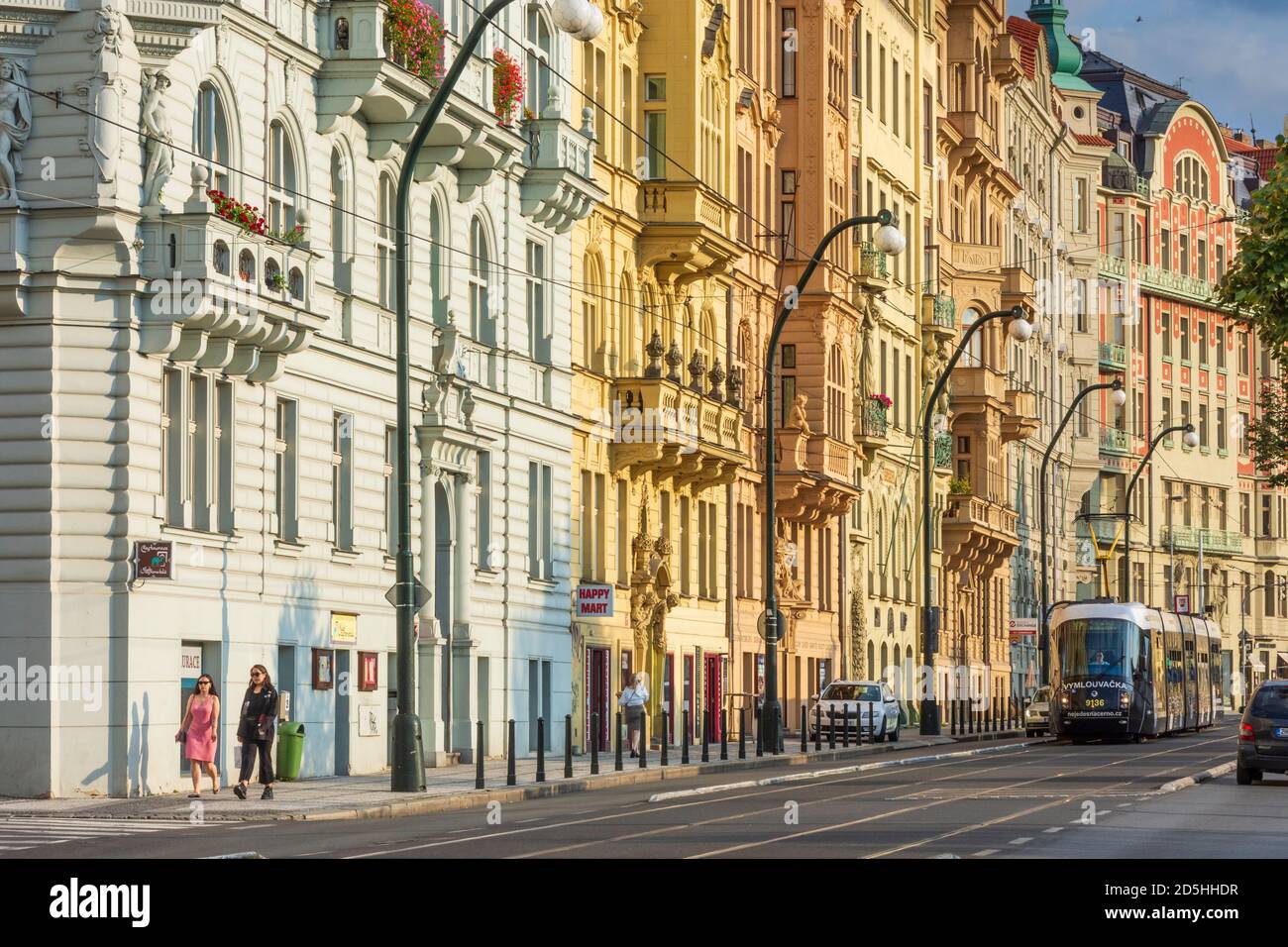 Praha: Straße Masarykovo nabrezi (Masaryk Uferstraße), Jugendstilhäuser, Straßenbahn in Nove Mesto, Neustadt, Praha, Prag, Prag, Prag, Tschechien Stockfoto