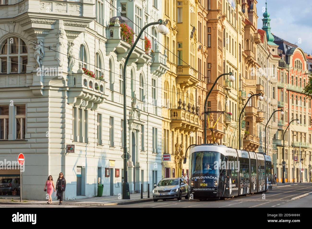 Praha: Straße Masarykovo nabrezi (Masaryk Uferstraße), Jugendstilhäuser, Straßenbahn in Nove Mesto, Neustadt, Praha, Prag, Prag, Prag, Tschechien Stockfoto