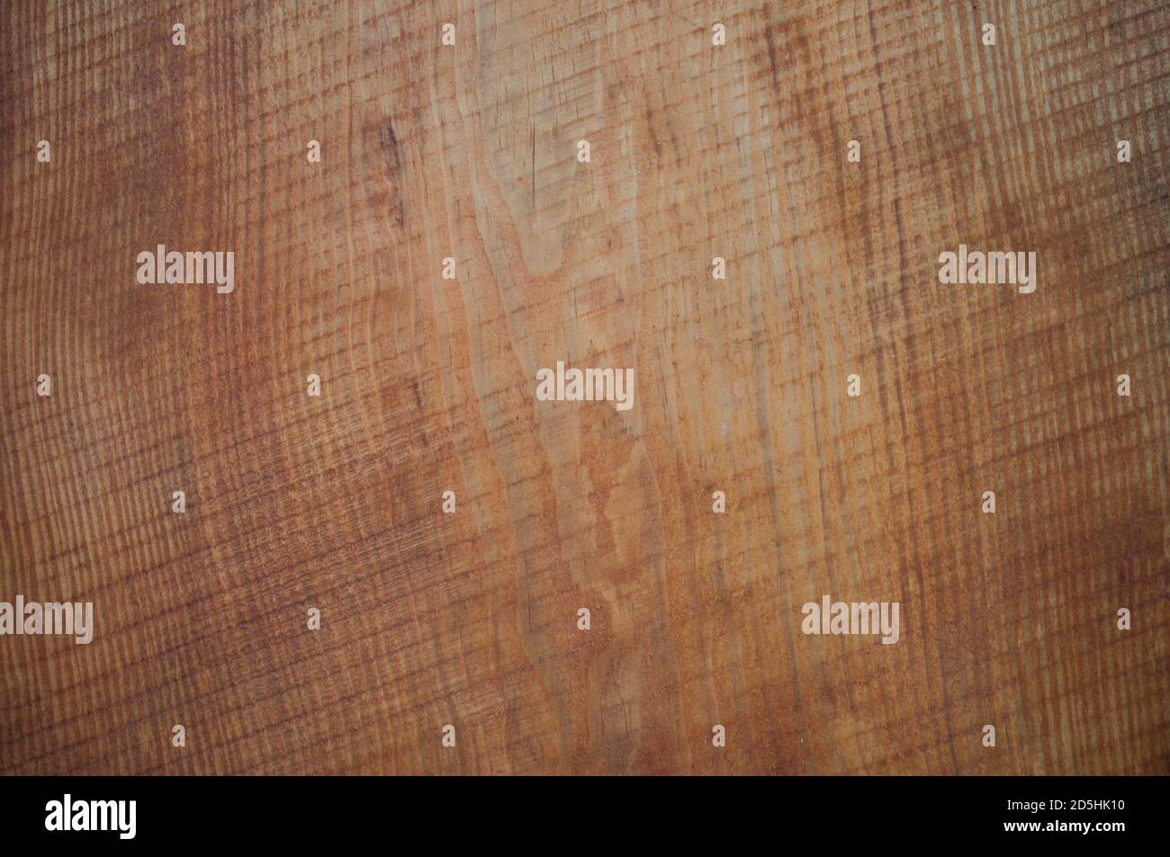 Bild einer Kiefer im Schnitt mit Spuren von Sägemehl, diagonale Linien. Baum Hintergrund, Rostfarbe Baum Stockfoto
