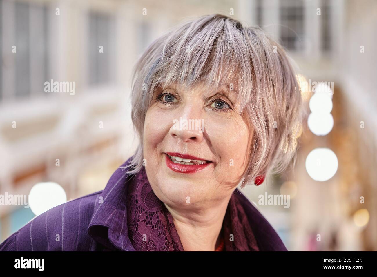 Ältere Dame in einem Einkaufszentrum, Nahaufnahme Porträt. Stockfoto