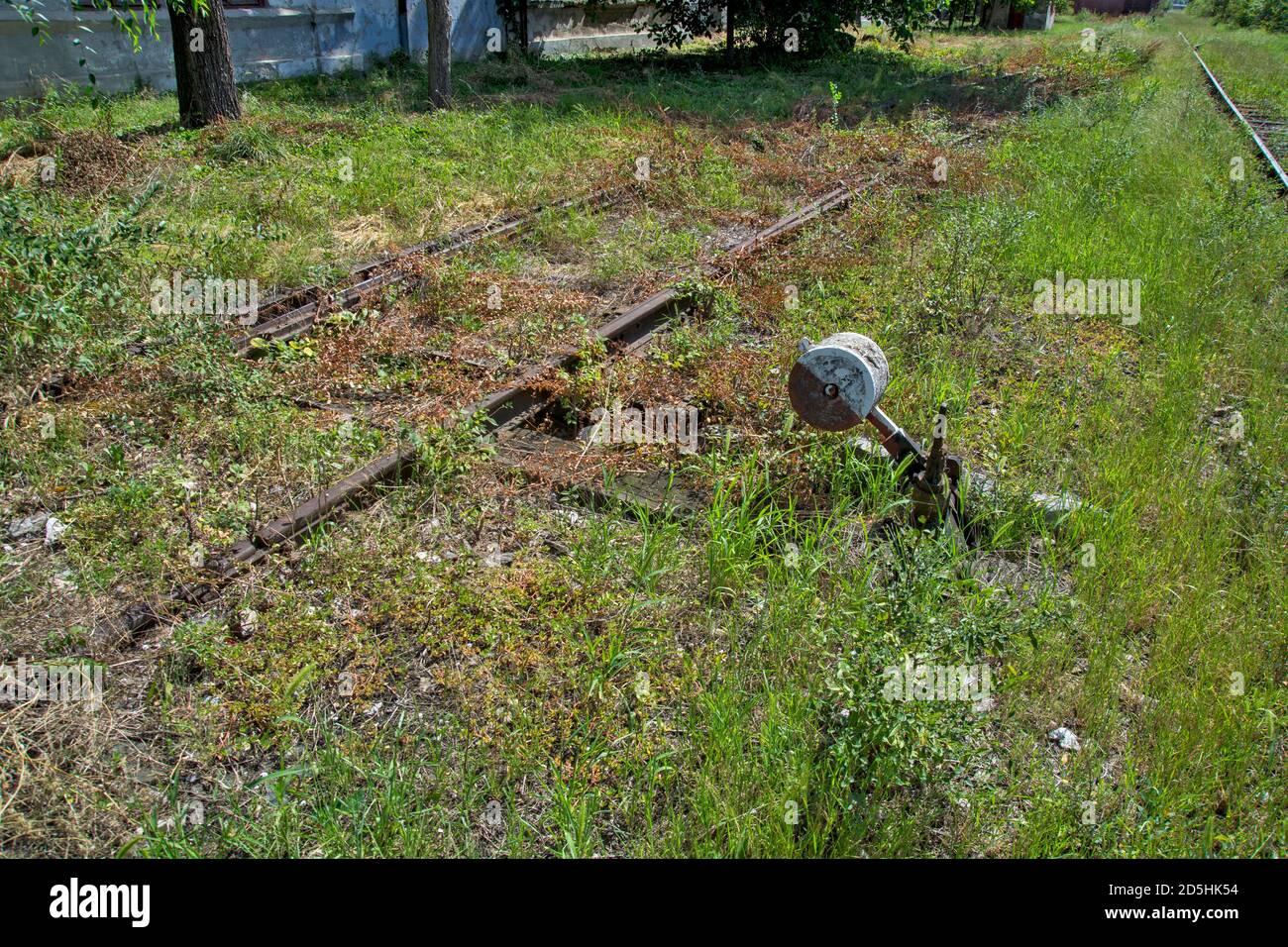 Eine alte Anlage, die zwei Gleise verbindet und zum Umschalten von einem Gleis auf einen anderen dient. Alter Schalter und Mechanismus. Stockfoto