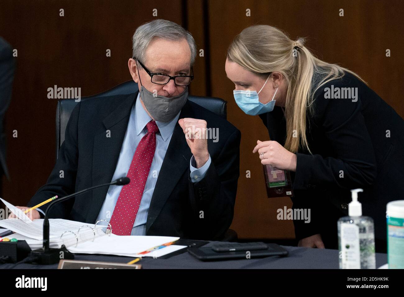 Washington, DC, USA. Oktober 2020. US-Senator Mike Crapo (Republikaner von Idaho), links, spricht bei einer Bestätigungsverhandlung des Justizausschusses des Senats in Washington, DC, USA, am Dienstag, den 13. Oktober 2020, zu einem Berater. Demokraten bekommen ihren ersten Riss bei der Befragung Barrett heute während ihrer Anhörung, wo sie planen, sich darauf zu konzentrieren, wie sie könnte das Gericht in eine konservativere Richtung zu Themen wie Gesundheitsversorgung und Abtreibung bewegen.Quelle: Stefani Reynolds/Pool via CNP Credit: dpa/Alamy Live News Stockfoto