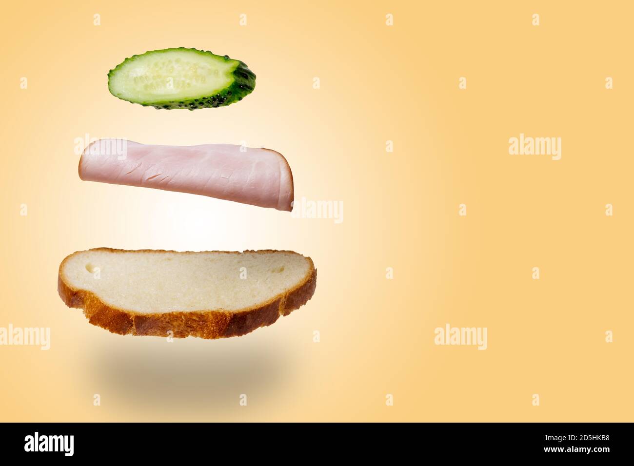 Sandwich-Levitation mit Schinken und Gurken. Das Konzept der Fast Food Stockfoto