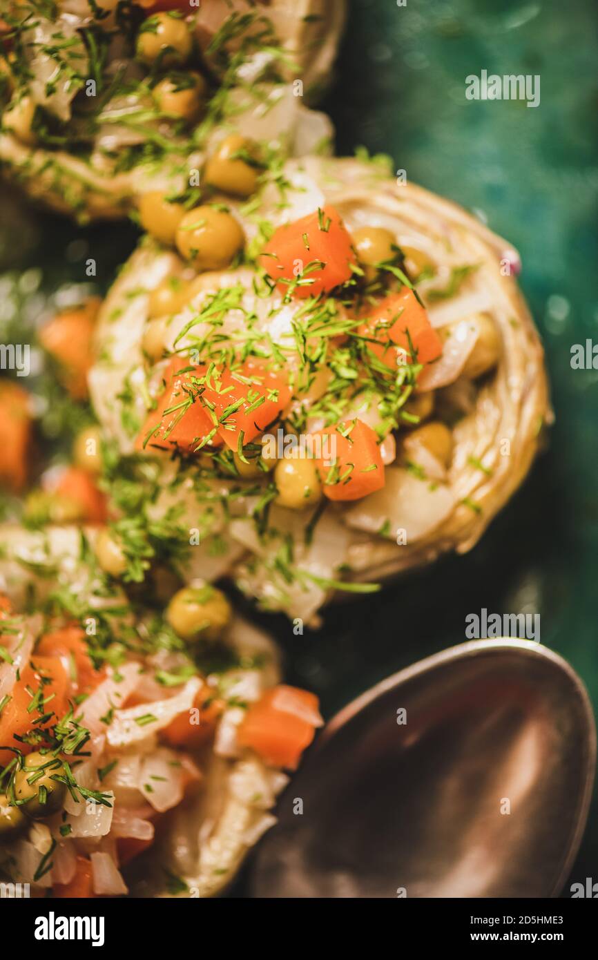 Türkischer veganer Artischockensalat mit geschmortem Gemüse und Gemüse, Nahaufnahme Stockfoto