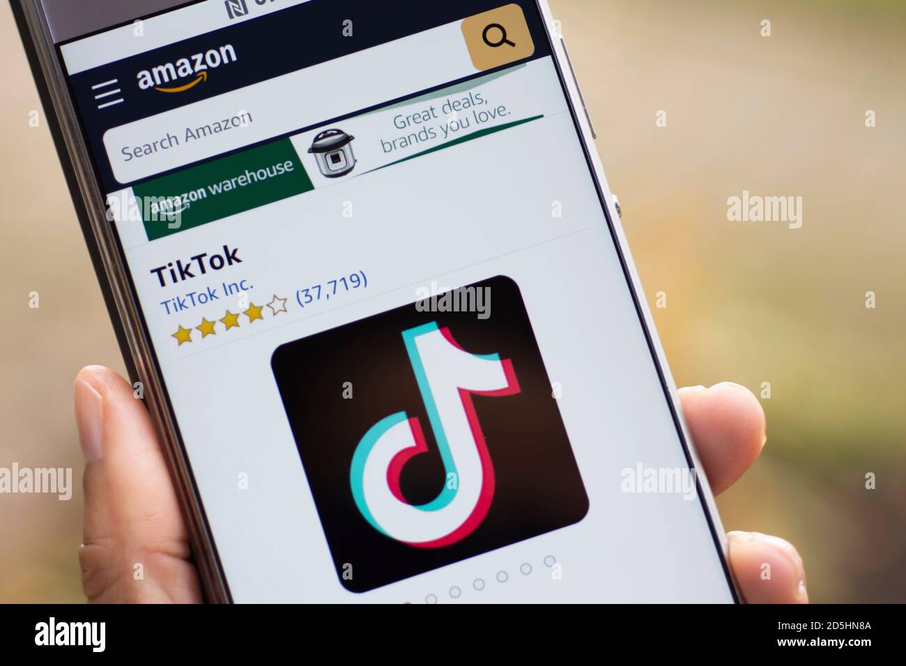 TikTok Tik Tok, Douyin Logo auf Handy, App auf Amazon Appstore kostenloser Download Stockfoto