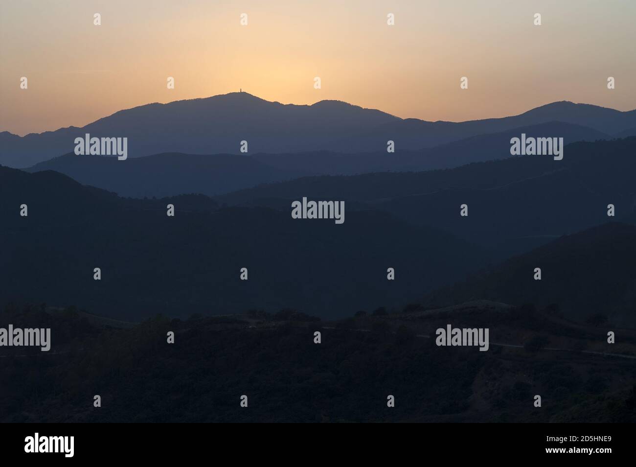 España, Hiszpania, Spanien, Spanien; Andalusien - Sonnenuntergang hinter sanften Hügeln. Andalucía - puesta de sol detrás de suaves colinas. 安大路西亞-在柔和的小山後的日落。 Stockfoto