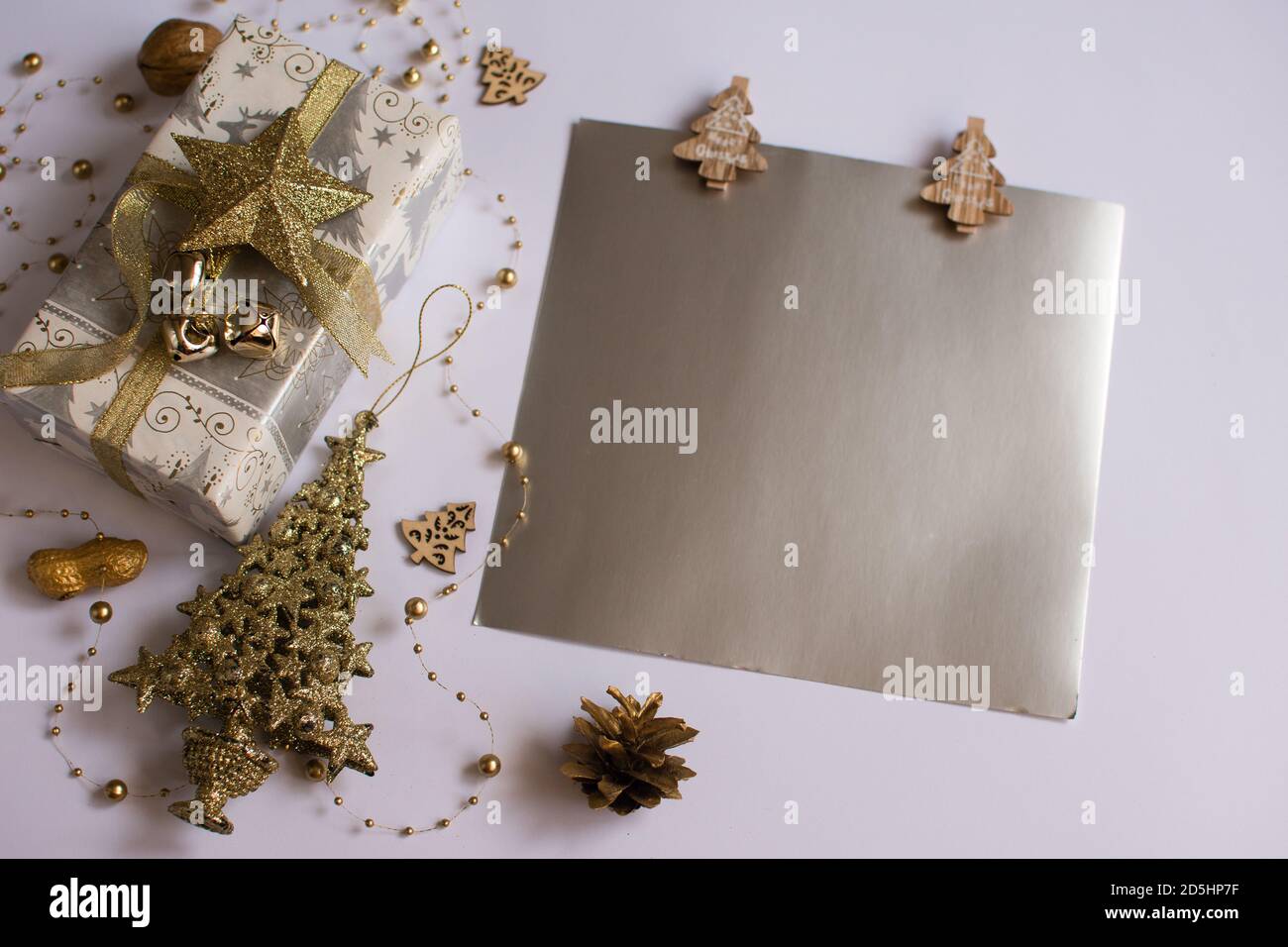 Weihnachten und Neujahr Hintergrund für Karte. Geschenk und Dekor auf weißem Hintergrund Stockfoto