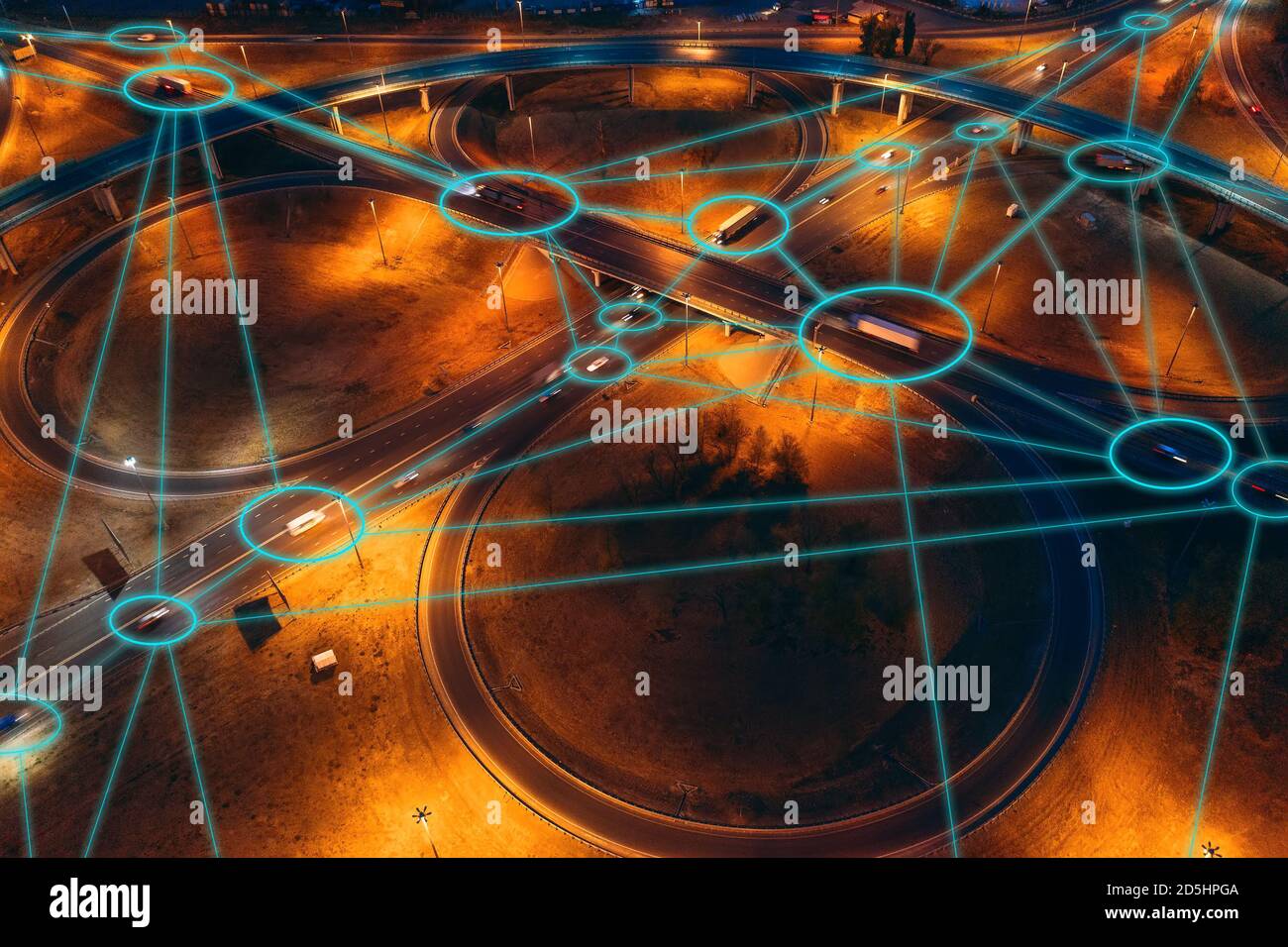 Autonomes Transportkonzept. Selbstfahrende Autos und Lastwagen auf Stadtstraßen und Verkehrsknotenpunkte, iot mit Fahrzeugen, die mit dem Internet, Big Data und einander verbunden sind. Stockfoto