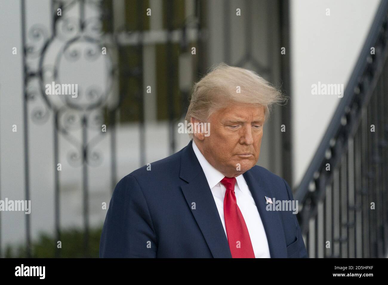 Washington, Usa. Oktober 2020. US-Präsident Donald Trump verlässt das Weiße Haus, geleitet zu einem politischen Ereignis in Johnstown, Pennsylvania am Dienstag, 13. Oktober 2020. Foto von Chris Kleponis/UPI Kredit: UPI/Alamy Live News Stockfoto