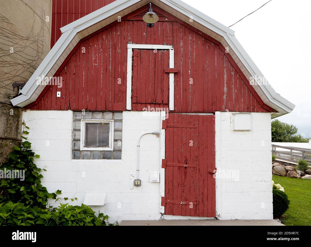 Altes, rotes und weißes Farmgebäude. Stockfoto