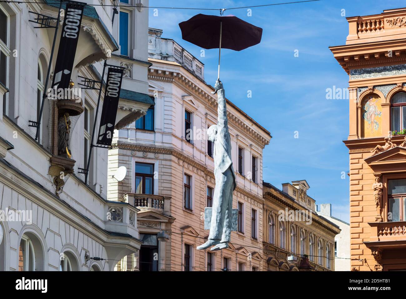 Praha: Skulptur Mann mit einem Regenschirm hängend am Seil zwischen 2 Häusern, Geschäftsmann in Nove Mesto, Neustadt, Praha, Prag, Prag, Tschechien Stockfoto