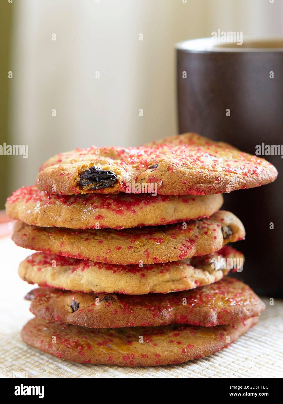 Stapel von hausgemachten Cookies neben Kaffeebecher. Stockfoto