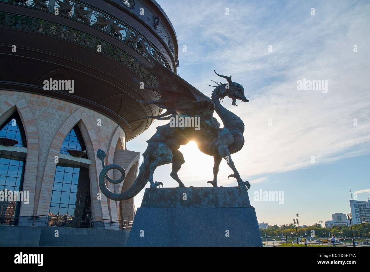 Kasan Russland: Statue des Drachen Zilant - das Symbol der Die Stadt Kazan in der Nähe des zentralen Hochzeitspalastes Stockfoto