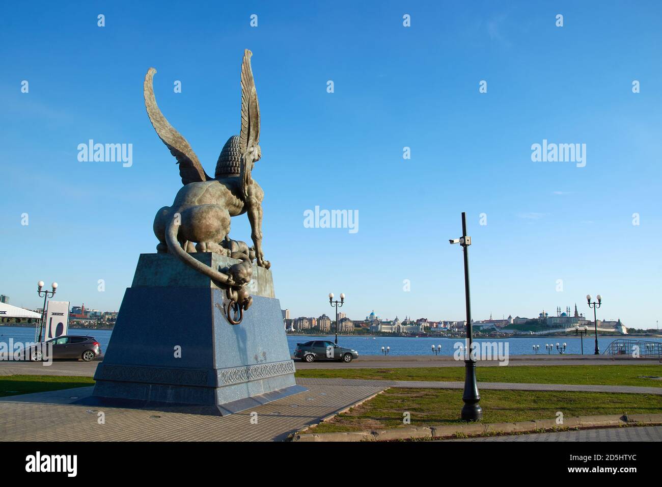 Kasan Russland: Statue des Drachen Zilant - das Symbol der Die Stadt Kazan in der Nähe des zentralen Hochzeitspalastes Stockfoto