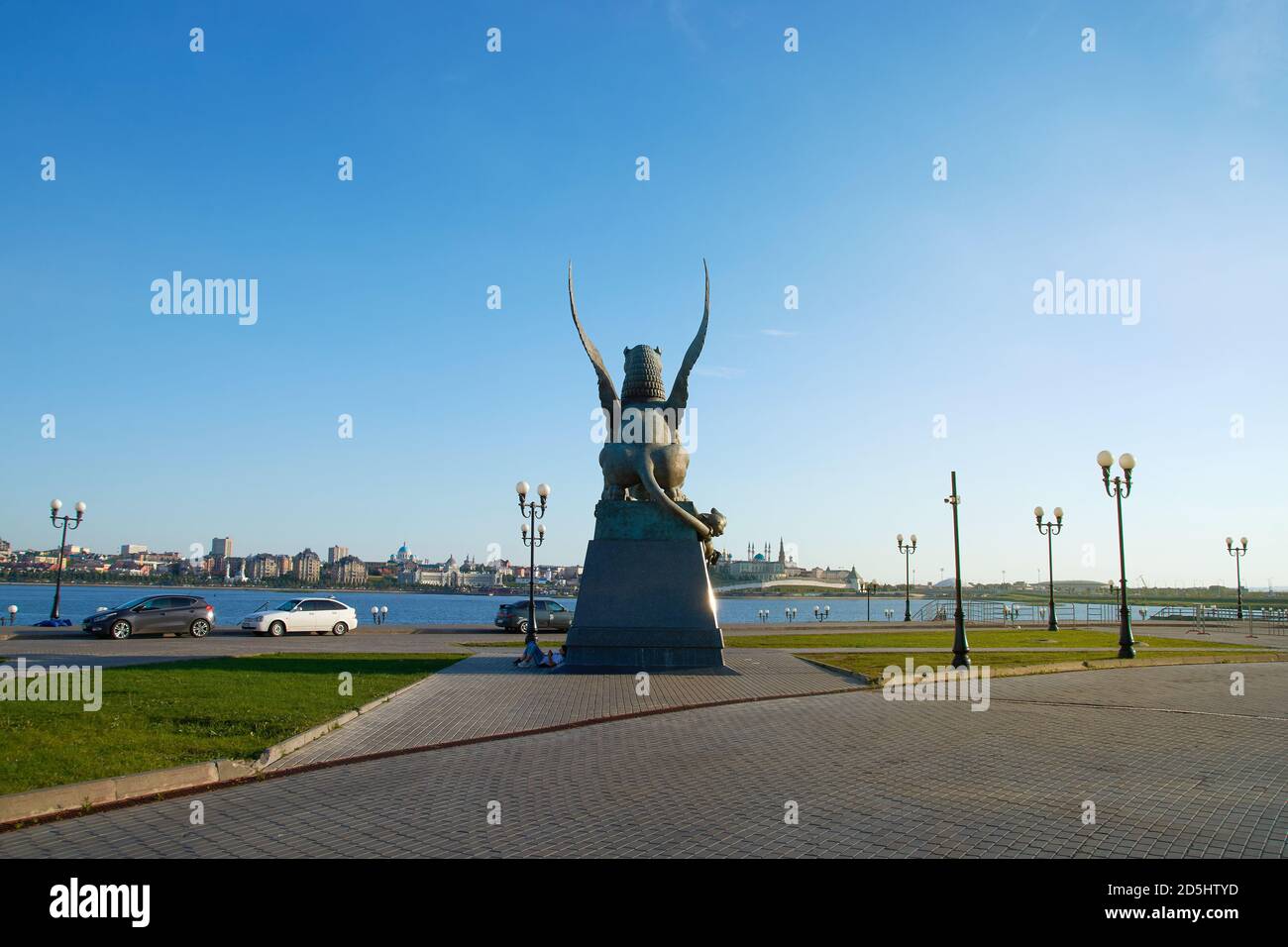 Kasan Russland: Statue des Drachen Zilant - das Symbol der Die Stadt Kazan in der Nähe des zentralen Hochzeitspalastes Stockfoto