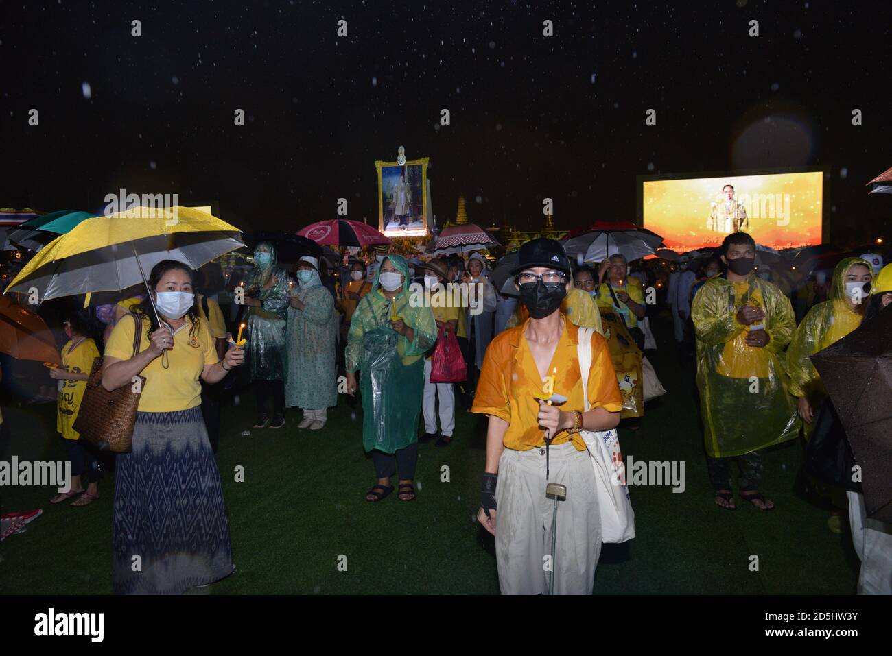 Bangkok, Thailand. Oktober 2020. Die Menschen zündeten zusammen eine Kerze an, oben in Sanam Luang, Bangkok am Dienstagabend, 13. Oktober, als Trauernde seiner Majestät König Bhumibol dem Großen ihre Achtung zollten, Zeremonie am vierten Jahrestag des Vergehens von König Rama IX. (Foto von Teera Noisakran/Pacific Press) Quelle: Pacific Press Media Production Corp./Alamy Live News Stockfoto