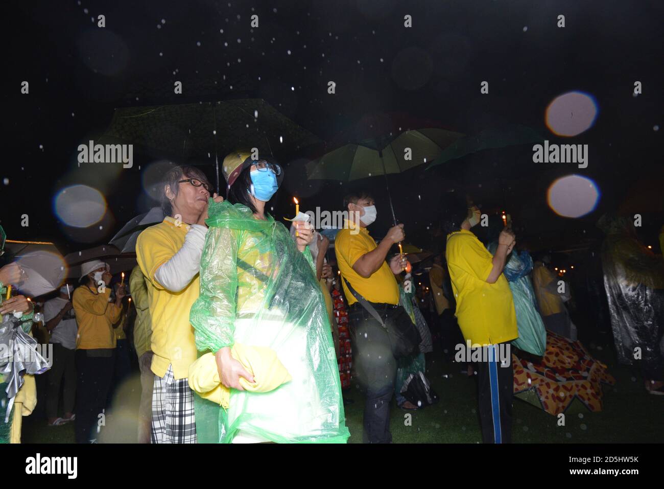 Bangkok, Thailand. Oktober 2020. Die Menschen zündeten zusammen eine Kerze an, oben in Sanam Luang, Bangkok am Dienstagabend, 13. Oktober, als Trauernde seiner Majestät König Bhumibol dem Großen ihre Achtung zollten, Zeremonie am vierten Jahrestag des Vergehens von König Rama IX. (Foto von Teera Noisakran/Pacific Press) Quelle: Pacific Press Media Production Corp./Alamy Live News Stockfoto