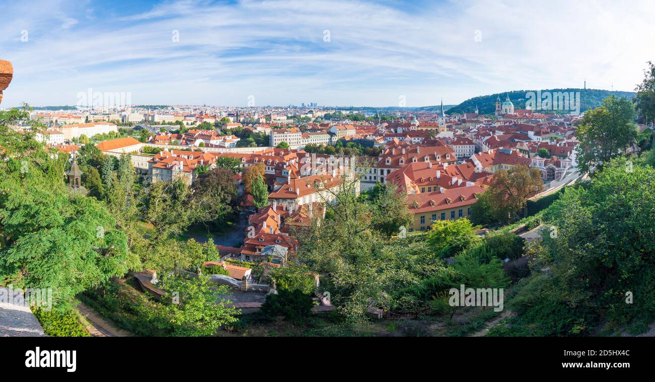 Praha: Blick von der Prager Burg auf die Mala Strana (Kleinseite) und Petrin Hügel in Hradcany, Castle District, Praha, Prag, Prag, Tschechien Stockfoto