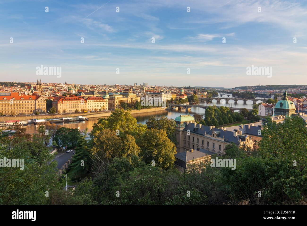Praha: Blick vom Letna Park auf die Moldau und das Stadtzentrum, vorne die Straka Akademie (auf Tschechisch: Strakova akademie) als Sitz der Gove Stockfoto