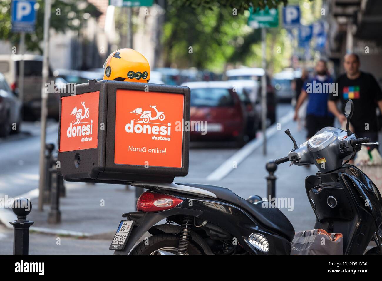 BELGRAD, SERBIEN - 22. AUGUST 2020: Donesi Dostava Logo auf einem Roller auf einem Lieferer in Belgrad. Donesi gehört zu Foodpanda und ist ein serbischer Feinschmeck Stockfoto