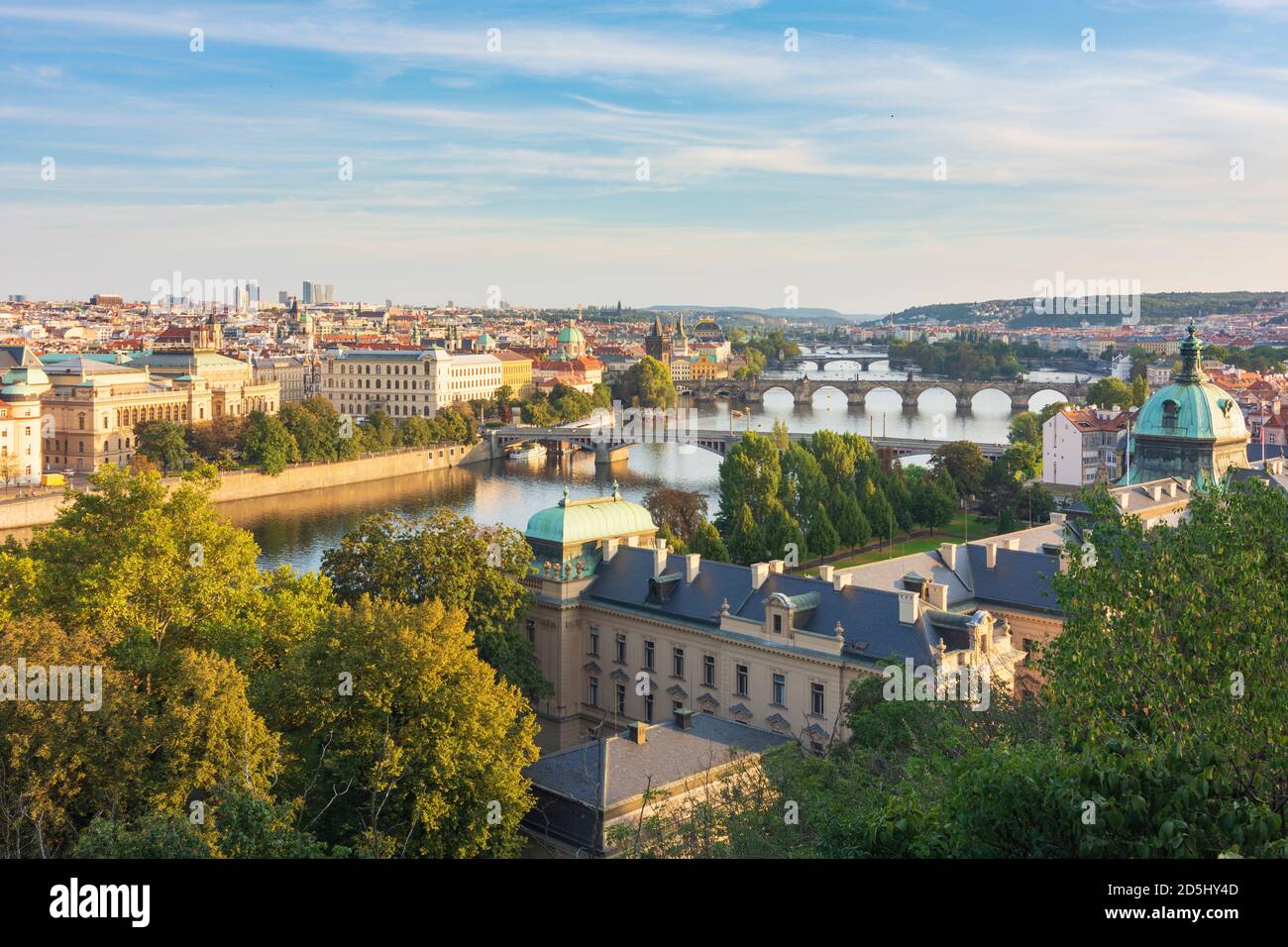 Praha: Blick vom Letna Park auf die Moldau und das Stadtzentrum, vorne die Straka Akademie (auf Tschechisch: Strakova akademie) als Sitz der Gove Stockfoto