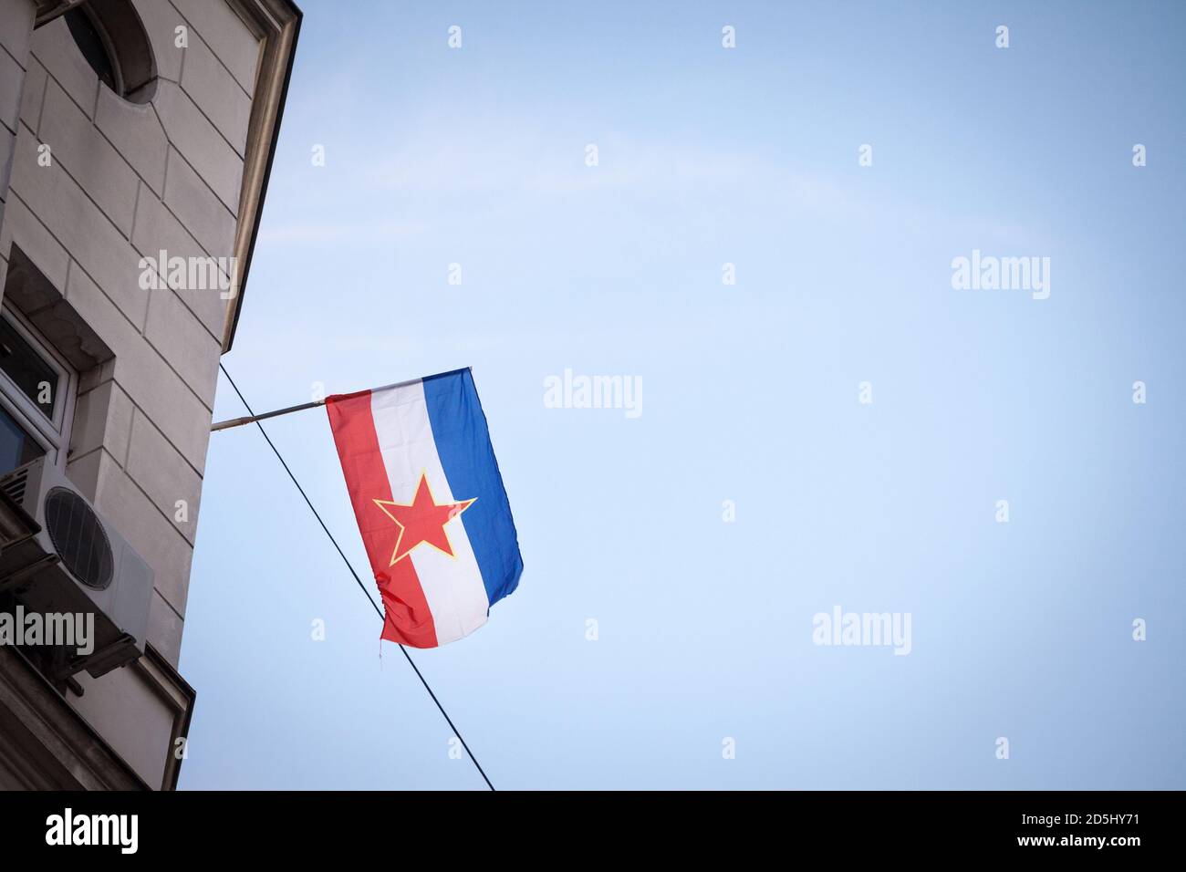 Jugoslawische Flagge, mit dem roten Stern der kommunistischen sozialistischen Bundesrepublik jugoslawien (SFRY), winkt in Belgrad, der ehemaligen Hauptstadt dieser Stockfoto
