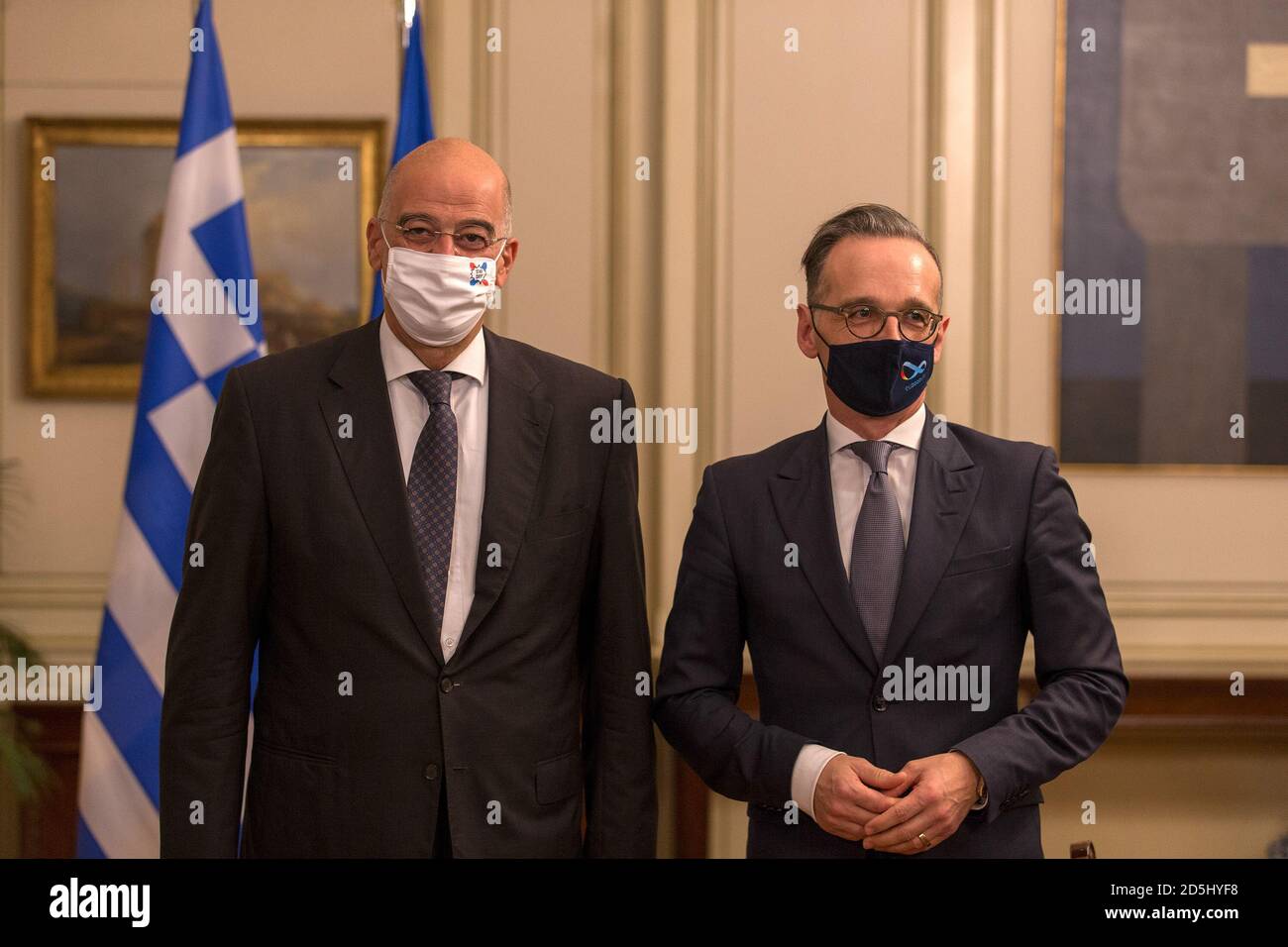 Athen, Griechenland. Oktober 2020. Der griechische Außenminister Nikos Dendias (L) trifft am 13. Oktober 2020 in Athen mit dem deutschen Außenminister Heiko Maas zusammen. Quelle: Marios Lolos/Xinhua/Alamy Live News Stockfoto